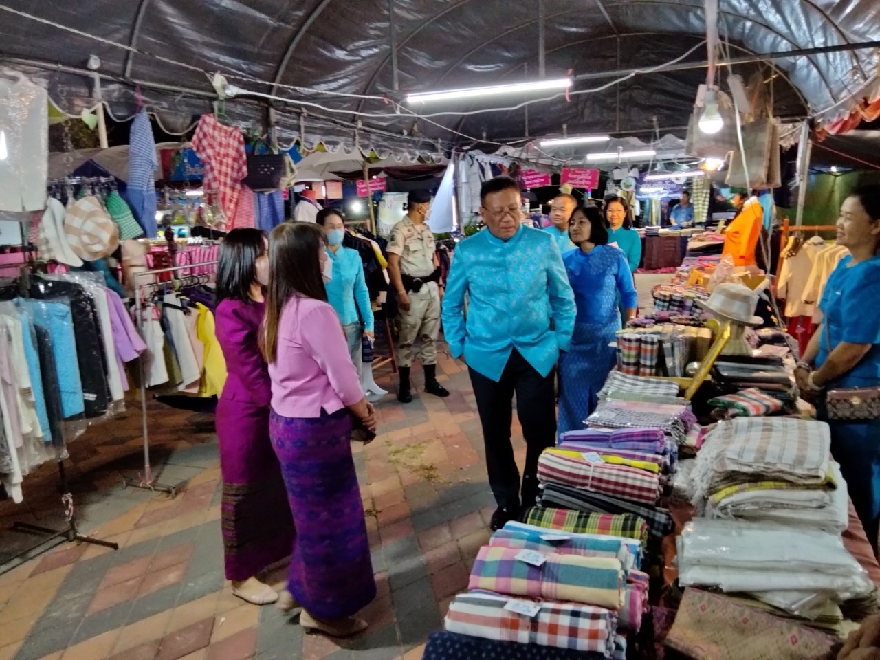 พ่อเมืองยโสธร เยี่ยมชมและให้กำลังใจผู้ผลิต ผู้ประกอบการ OTOP ที่ร่วมจำหน่ายสินค้า OTOP และกลุ่มอาชีพจากกองทุนพัฒนาบทบาทสตรี ในงานสถาปนาจังหวัดยโสธร ปี 2566