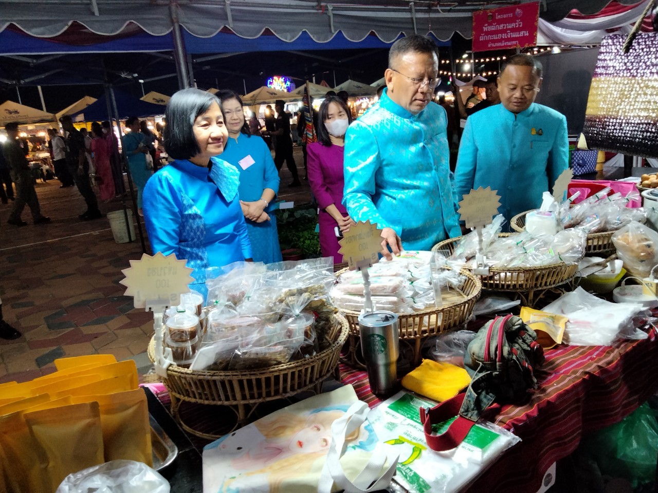 พ่อเมืองยโสธร เยี่ยมชมและให้กำลังใจผู้ผลิต ผู้ประกอบการ OTOP ที่ร่วมจำหน่ายสินค้า OTOP และกลุ่มอาชีพจากกองทุนพัฒนาบทบาทสตรี ในงานสถาปนาจังหวัดยโสธร ปี 2566