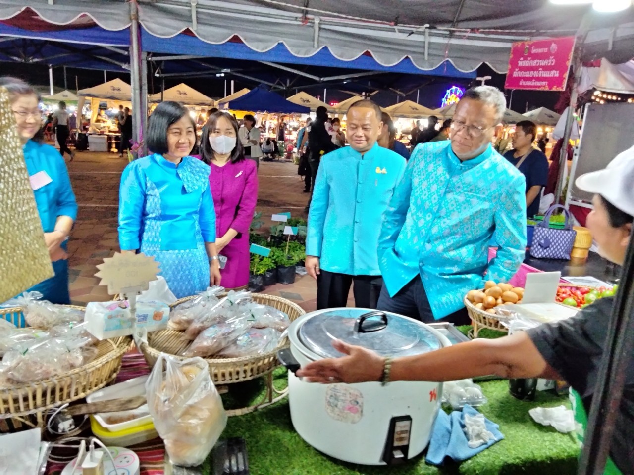 พ่อเมืองยโสธร เยี่ยมชมและให้กำลังใจผู้ผลิต ผู้ประกอบการ OTOP ที่ร่วมจำหน่ายสินค้า OTOP และกลุ่มอาชีพจากกองทุนพัฒนาบทบาทสตรี ในงานสถาปนาจังหวัดยโสธร ปี 2566