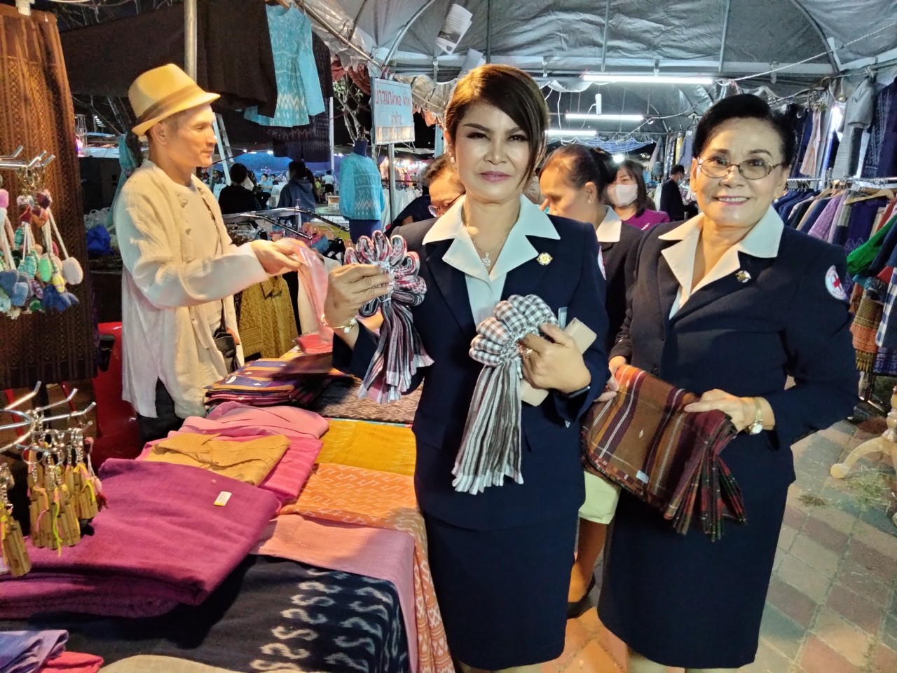 พ่อเมืองยโสธร เยี่ยมชมและให้กำลังใจผู้ผลิต ผู้ประกอบการ OTOP ที่ร่วมจำหน่ายสินค้า OTOP และกลุ่มอาชีพจากกองทุนพัฒนาบทบาทสตรี ในงานสถาปนาจังหวัดยโสธร ปี 2566