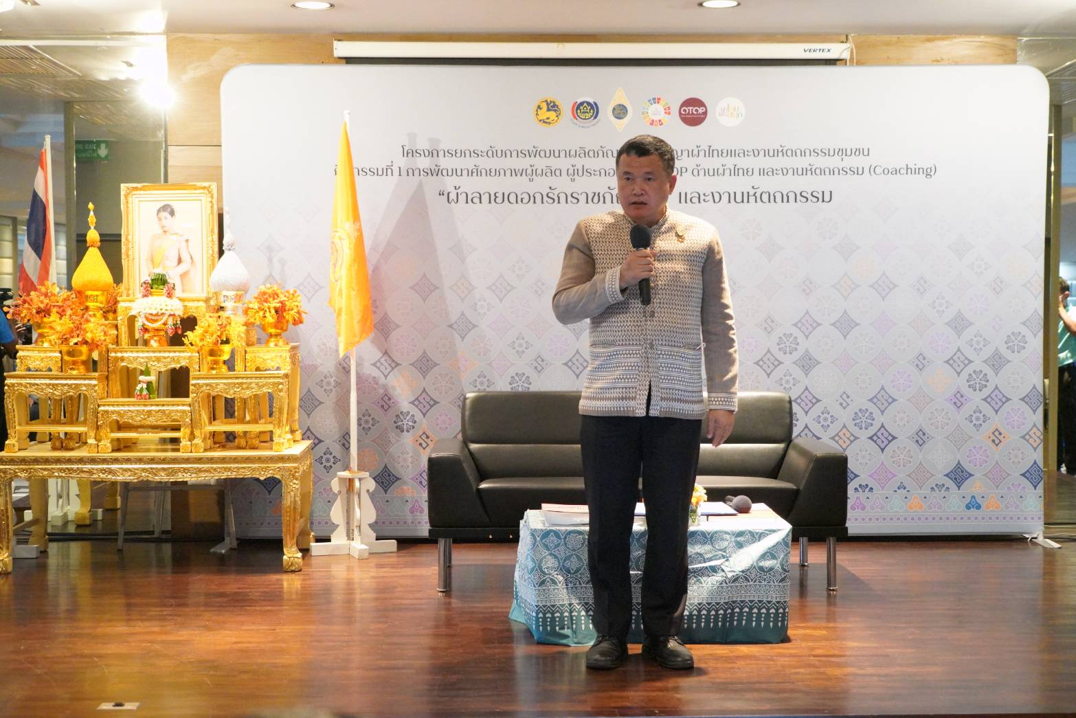 พช.ยโสธร นำทีมผู้ผลิต ผู้ประกอบการ OTOP ประเภทผ้าและเครื่องแต่งกายเข้าร่วมกิจกรรมการพัฒนาศักยภาพผู้ผลิต ผู้ประกอบการ OTOP ด้านผ้าไทย และงานหัตถกรรม (Coaching) “ผ้าลายดอกรักราชกัญญา” จุดดำเนินการที่ 3 จังหวัดบุรีรัมย์