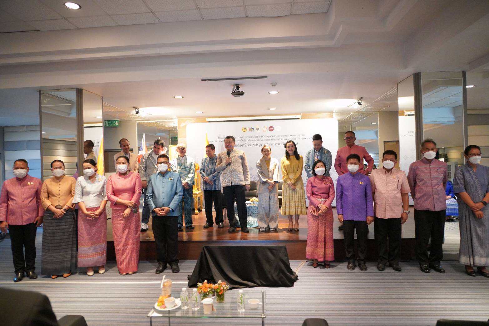 พช.ยโสธร นำทีมผู้ผลิต ผู้ประกอบการ OTOP ประเภทผ้าและเครื่องแต่งกายเข้าร่วมกิจกรรมการพัฒนาศักยภาพผู้ผลิต ผู้ประกอบการ OTOP ด้านผ้าไทย และงานหัตถกรรม (Coaching) “ผ้าลายดอกรักราชกัญญา” จุดดำเนินการที่ 3 จังหวัดบุรีรัมย์