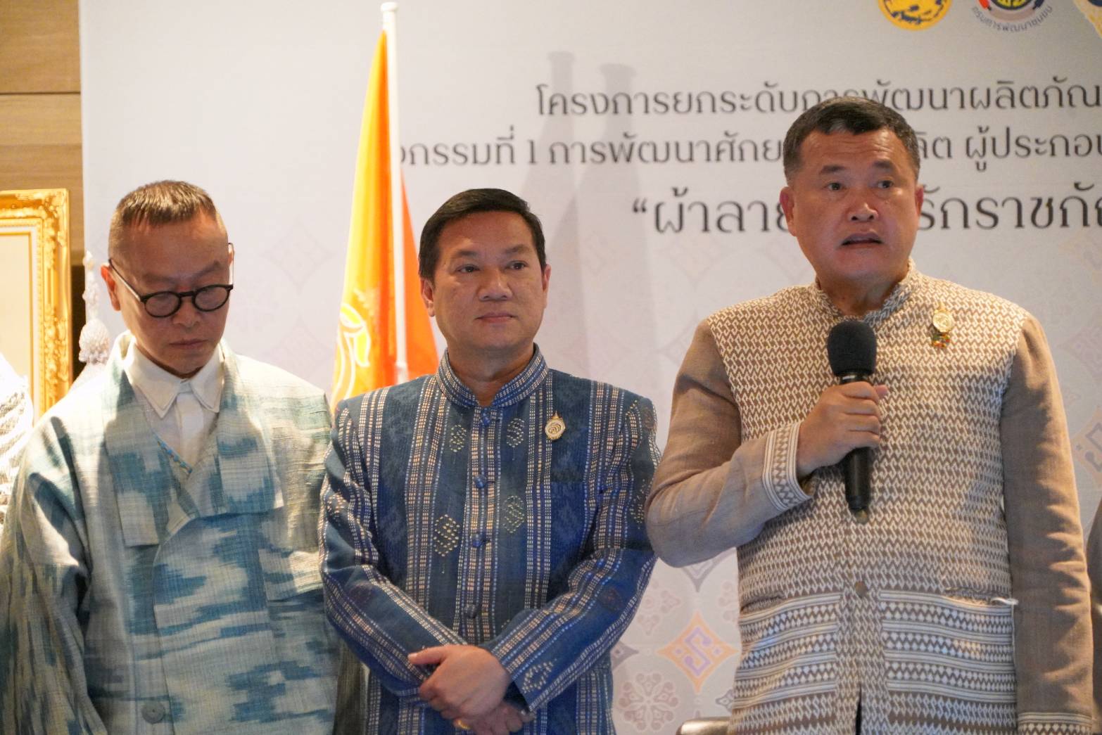 พช.ยโสธร นำทีมผู้ผลิต ผู้ประกอบการ OTOP ประเภทผ้าและเครื่องแต่งกายเข้าร่วมกิจกรรมการพัฒนาศักยภาพผู้ผลิต ผู้ประกอบการ OTOP ด้านผ้าไทย และงานหัตถกรรม (Coaching) “ผ้าลายดอกรักราชกัญญา” จุดดำเนินการที่ 3 จังหวัดบุรีรัมย์