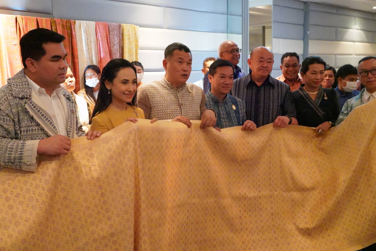 พช.ยโสธร นำทีมผู้ผลิต ผู้ประกอบการ OTOP ประเภทผ้าและเครื่องแต่งกายเข้าร่วมกิจกรรมการพัฒนาศักยภาพผู้ผลิต ผู้ประกอบการ OTOP ด้านผ้าไทย และงานหัตถกรรม (Coaching) “ผ้าลายดอกรักราชกัญญา” จุดดำเนินการที่ 3 จังหวัดบุรีรัมย์