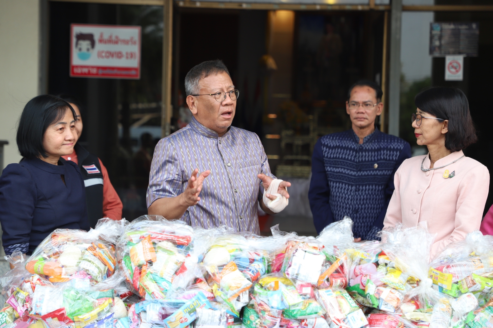 ?พ่อเมืองยโสธร ส่งมอบอาหารและสิ่งของช่วยเหลือ ผู้ได้รับความเดือดร้อน (TPMAP/ThaiQM) ผู้ด้อยโอกาส/กลุ่มเปราะบาง ประจำปี พ.ศ.2566 ภายใต้การขับเคลื่อนการขจัดความยากจนและพัฒนาคนทุกช่วงวัยอย่างยั่งยืนตามหลักปรัชญาของเศรษฐกิจพอเพียง (ศจพ.) และการขับเคลื่อนบันทึกข้อตกลงความร่วมมือ (MOU) บทบาทในการเกื้อหนุนระหว่างวัด ราชการ และชุมชนให้มีความสุขอย่างยั่งยืน ระหว่างฝ่ายสาธารณสงเคราะห์ มหาเถรสมาคม กระทรวงมหาดไทยและสถาบันเทคโนโลยีพระจอมเกล้าเจ้าคุณทหารลาดกระบัง สู่การขับเคลื่อนเป้าหมายการพัฒนาที่ยั่งยืน (SDGs) จังหวัดยโสธร