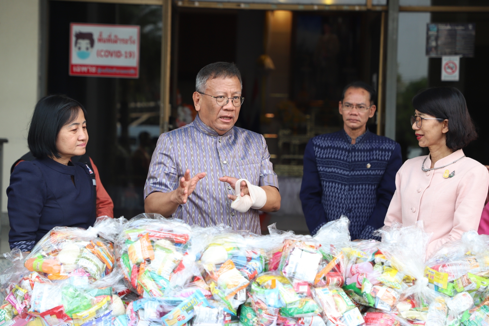 ?พ่อเมืองยโสธร ส่งมอบอาหารและสิ่งของช่วยเหลือ ผู้ได้รับความเดือดร้อน (TPMAP/ThaiQM) ผู้ด้อยโอกาส/กลุ่มเปราะบาง ประจำปี พ.ศ.2566 ภายใต้การขับเคลื่อนการขจัดความยากจนและพัฒนาคนทุกช่วงวัยอย่างยั่งยืนตามหลักปรัชญาของเศรษฐกิจพอเพียง (ศจพ.) และการขับเคลื่อนบันทึกข้อตกลงความร่วมมือ (MOU) บทบาทในการเกื้อหนุนระหว่างวัด ราชการ และชุมชนให้มีความสุขอย่างยั่งยืน ระหว่างฝ่ายสาธารณสงเคราะห์ มหาเถรสมาคม กระทรวงมหาดไทยและสถาบันเทคโนโลยีพระจอมเกล้าเจ้าคุณทหารลาดกระบัง สู่การขับเคลื่อนเป้าหมายการพัฒนาที่ยั่งยืน (SDGs) จังหวัดยโสธร