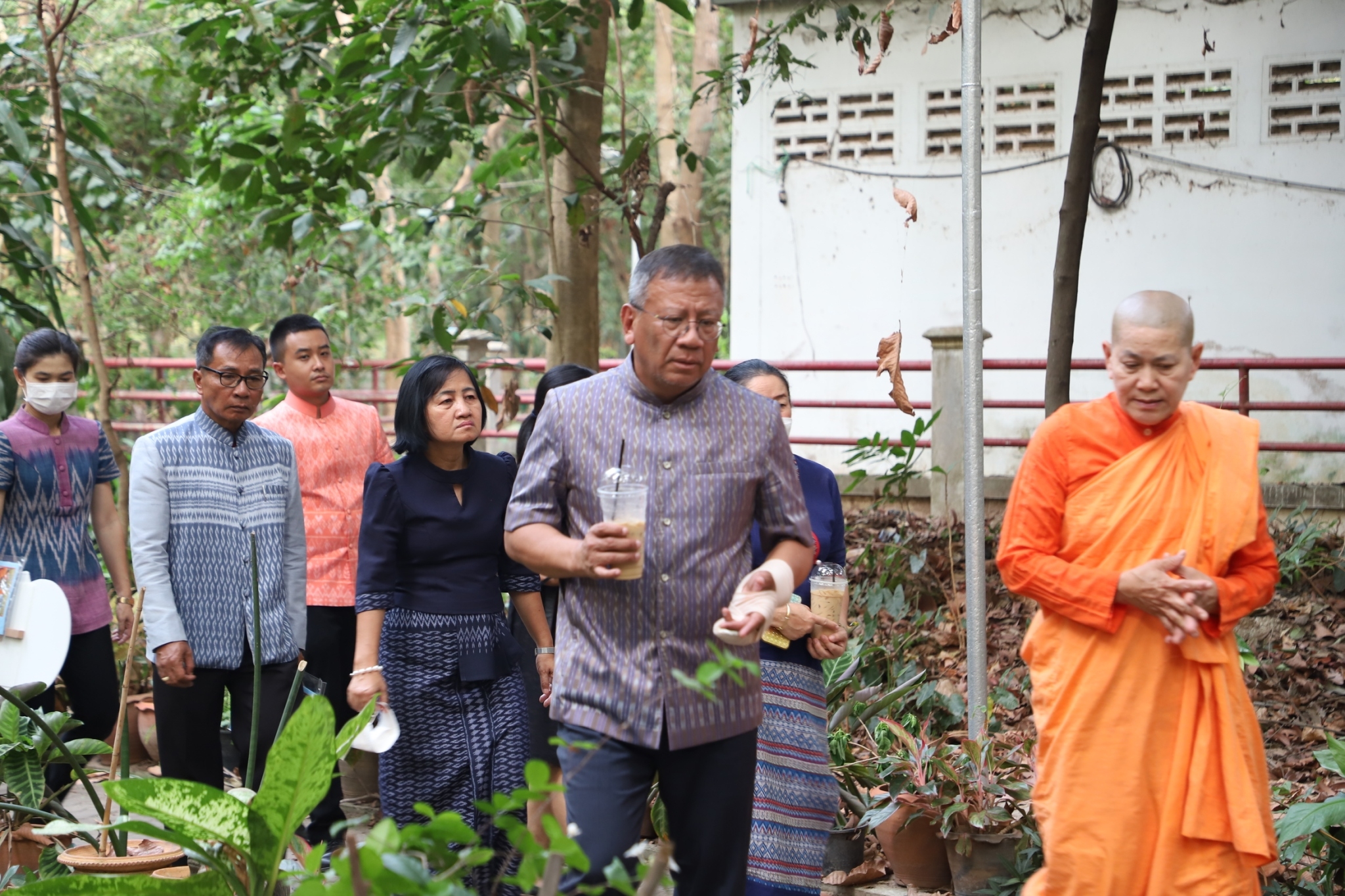 ?พ่อเมืองยโสธร ส่งมอบอาหารและสิ่งของช่วยเหลือ ผู้ได้รับความเดือดร้อน (TPMAP/ThaiQM) ผู้ด้อยโอกาส/กลุ่มเปราะบาง ประจำปี พ.ศ.2566 ภายใต้การขับเคลื่อนการขจัดความยากจนและพัฒนาคนทุกช่วงวัยอย่างยั่งยืนตามหลักปรัชญาของเศรษฐกิจพอเพียง (ศจพ.) และการขับเคลื่อนบันทึกข้อตกลงความร่วมมือ (MOU) บทบาทในการเกื้อหนุนระหว่างวัด ราชการ และชุมชนให้มีความสุขอย่างยั่งยืน ระหว่างฝ่ายสาธารณสงเคราะห์ มหาเถรสมาคม กระทรวงมหาดไทยและสถาบันเทคโนโลยีพระจอมเกล้าเจ้าคุณทหารลาดกระบัง สู่การขับเคลื่อนเป้าหมายการพัฒนาที่ยั่งยืน (SDGs) จังหวัดยโสธร