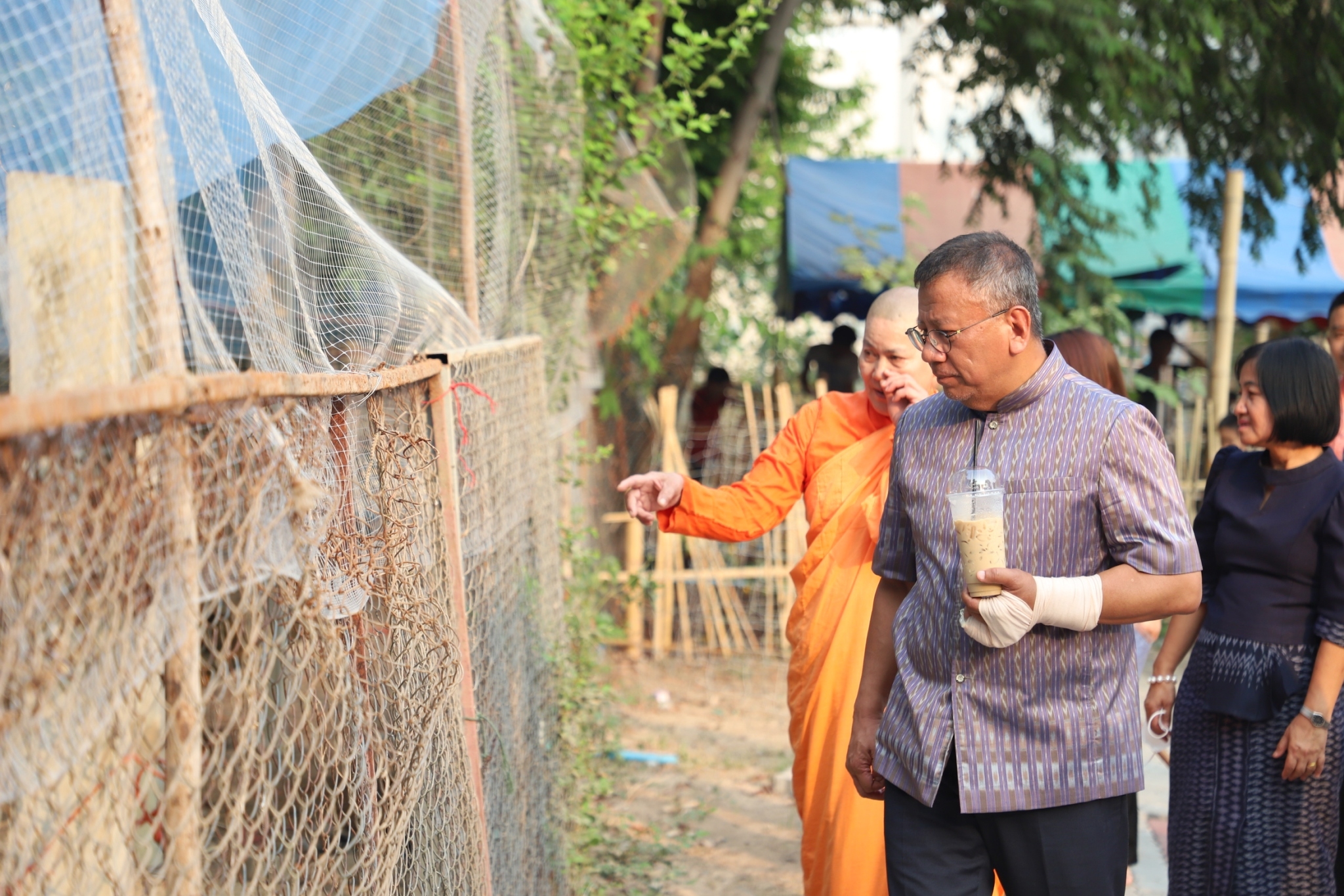 ?พ่อเมืองยโสธร ส่งมอบอาหารและสิ่งของช่วยเหลือ ผู้ได้รับความเดือดร้อน (TPMAP/ThaiQM) ผู้ด้อยโอกาส/กลุ่มเปราะบาง ประจำปี พ.ศ.2566 ภายใต้การขับเคลื่อนการขจัดความยากจนและพัฒนาคนทุกช่วงวัยอย่างยั่งยืนตามหลักปรัชญาของเศรษฐกิจพอเพียง (ศจพ.) และการขับเคลื่อนบันทึกข้อตกลงความร่วมมือ (MOU) บทบาทในการเกื้อหนุนระหว่างวัด ราชการ และชุมชนให้มีความสุขอย่างยั่งยืน ระหว่างฝ่ายสาธารณสงเคราะห์ มหาเถรสมาคม กระทรวงมหาดไทยและสถาบันเทคโนโลยีพระจอมเกล้าเจ้าคุณทหารลาดกระบัง สู่การขับเคลื่อนเป้าหมายการพัฒนาที่ยั่งยืน (SDGs) จังหวัดยโสธร