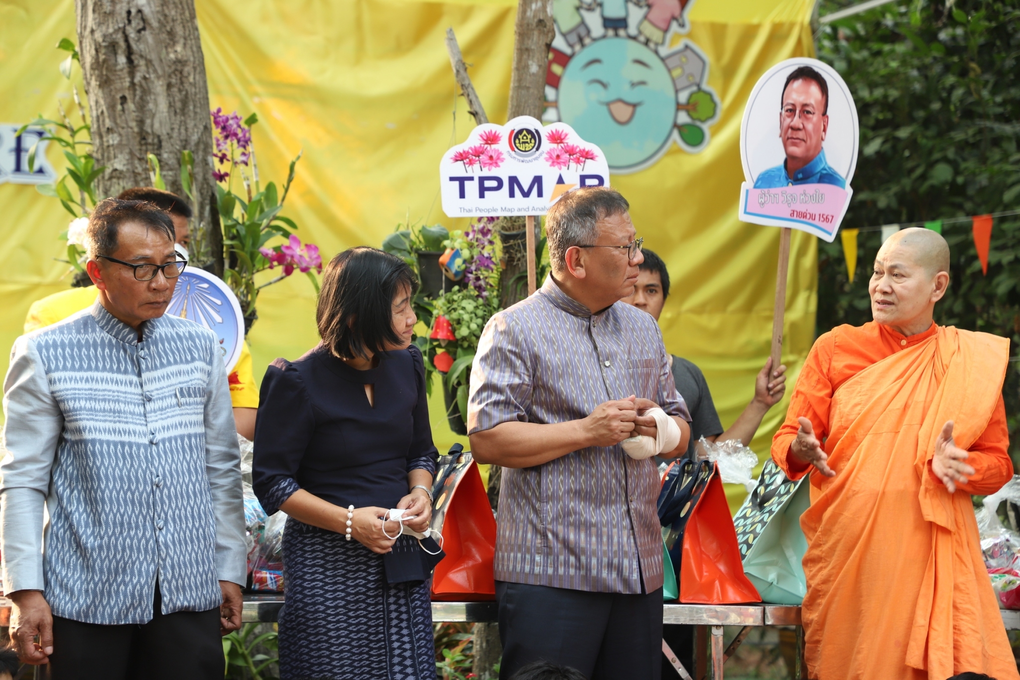 ?พ่อเมืองยโสธร ส่งมอบอาหารและสิ่งของช่วยเหลือ ผู้ได้รับความเดือดร้อน (TPMAP/ThaiQM) ผู้ด้อยโอกาส/กลุ่มเปราะบาง ประจำปี พ.ศ.2566 ภายใต้การขับเคลื่อนการขจัดความยากจนและพัฒนาคนทุกช่วงวัยอย่างยั่งยืนตามหลักปรัชญาของเศรษฐกิจพอเพียง (ศจพ.) และการขับเคลื่อนบันทึกข้อตกลงความร่วมมือ (MOU) บทบาทในการเกื้อหนุนระหว่างวัด ราชการ และชุมชนให้มีความสุขอย่างยั่งยืน ระหว่างฝ่ายสาธารณสงเคราะห์ มหาเถรสมาคม กระทรวงมหาดไทยและสถาบันเทคโนโลยีพระจอมเกล้าเจ้าคุณทหารลาดกระบัง สู่การขับเคลื่อนเป้าหมายการพัฒนาที่ยั่งยืน (SDGs) จังหวัดยโสธร