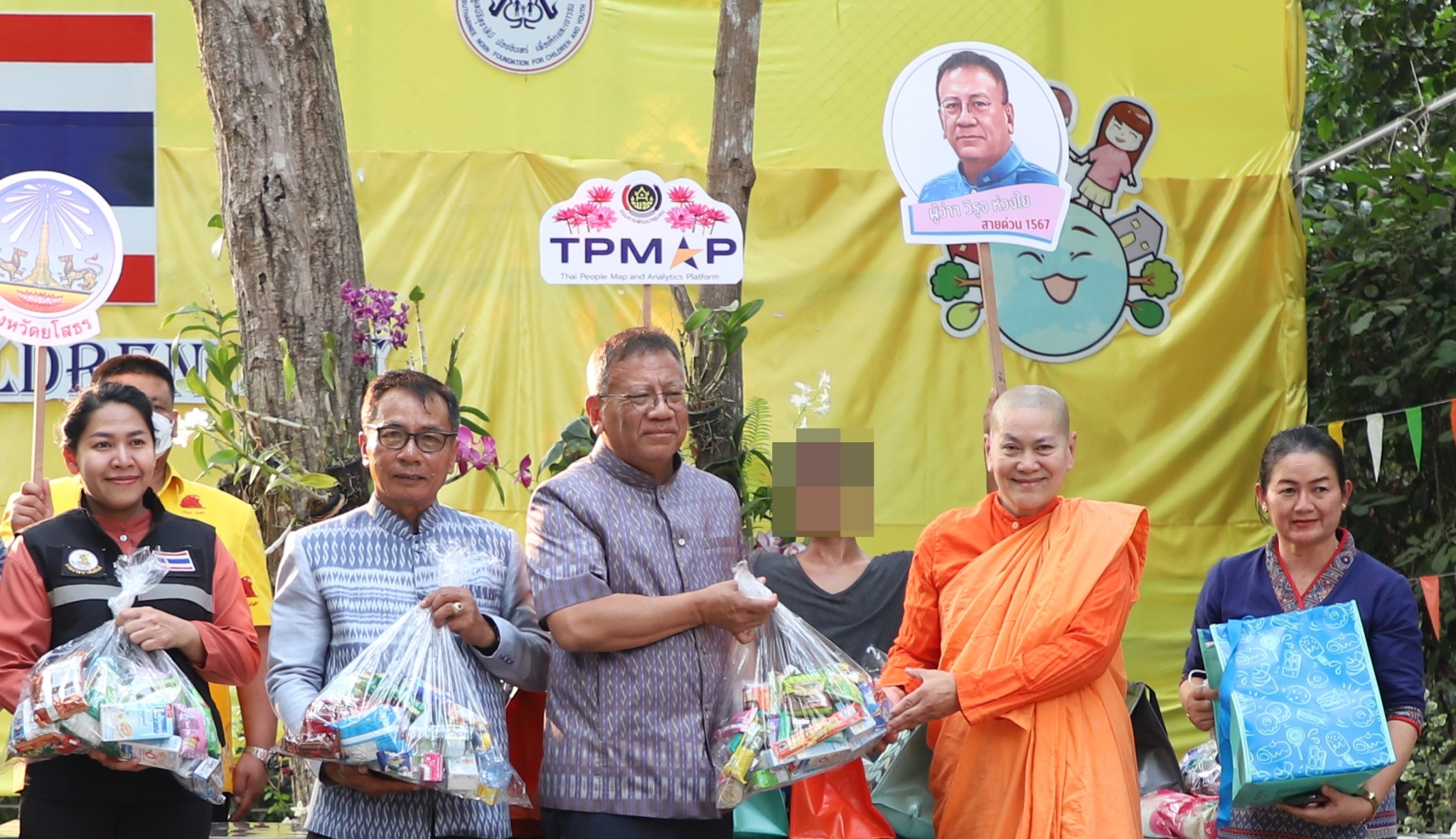 ?พ่อเมืองยโสธร ส่งมอบอาหารและสิ่งของช่วยเหลือ ผู้ได้รับความเดือดร้อน (TPMAP/ThaiQM) ผู้ด้อยโอกาส/กลุ่มเปราะบาง ประจำปี พ.ศ.2566 ภายใต้การขับเคลื่อนการขจัดความยากจนและพัฒนาคนทุกช่วงวัยอย่างยั่งยืนตามหลักปรัชญาของเศรษฐกิจพอเพียง (ศจพ.) และการขับเคลื่อนบันทึกข้อตกลงความร่วมมือ (MOU) บทบาทในการเกื้อหนุนระหว่างวัด ราชการ และชุมชนให้มีความสุขอย่างยั่งยืน ระหว่างฝ่ายสาธารณสงเคราะห์ มหาเถรสมาคม กระทรวงมหาดไทยและสถาบันเทคโนโลยีพระจอมเกล้าเจ้าคุณทหารลาดกระบัง สู่การขับเคลื่อนเป้าหมายการพัฒนาที่ยั่งยืน (SDGs) จังหวัดยโสธร