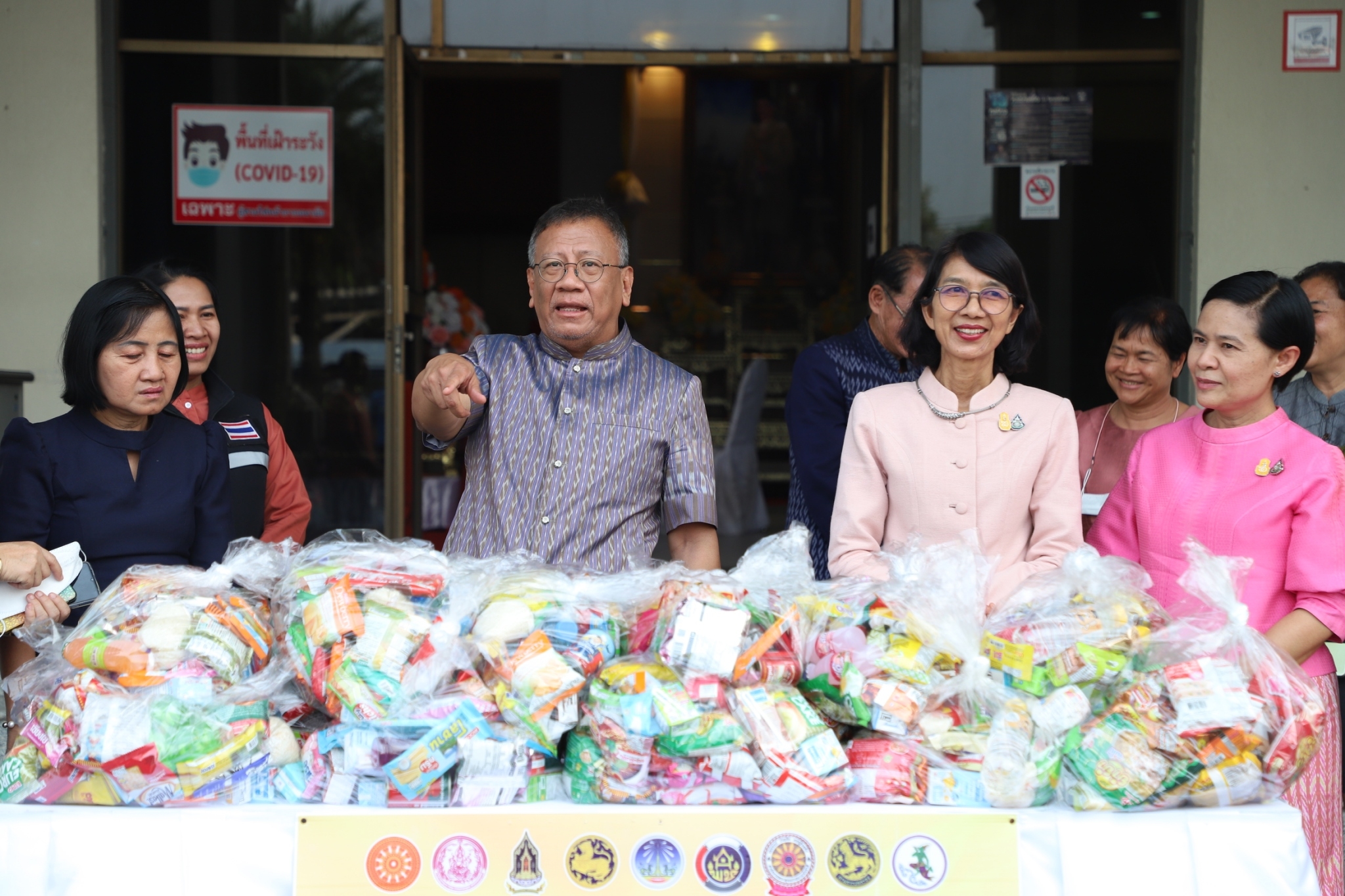 ?พ่อเมืองยโสธร ส่งมอบอาหารและสิ่งของช่วยเหลือ ผู้ได้รับความเดือดร้อน (TPMAP/ThaiQM) ผู้ด้อยโอกาส/กลุ่มเปราะบาง ประจำปี พ.ศ.2566 ภายใต้การขับเคลื่อนการขจัดความยากจนและพัฒนาคนทุกช่วงวัยอย่างยั่งยืนตามหลักปรัชญาของเศรษฐกิจพอเพียง (ศจพ.) และการขับเคลื่อนบันทึกข้อตกลงความร่วมมือ (MOU) บทบาทในการเกื้อหนุนระหว่างวัด ราชการ และชุมชนให้มีความสุขอย่างยั่งยืน ระหว่างฝ่ายสาธารณสงเคราะห์ มหาเถรสมาคม กระทรวงมหาดไทยและสถาบันเทคโนโลยีพระจอมเกล้าเจ้าคุณทหารลาดกระบัง สู่การขับเคลื่อนเป้าหมายการพัฒนาที่ยั่งยืน (SDGs) จังหวัดยโสธร