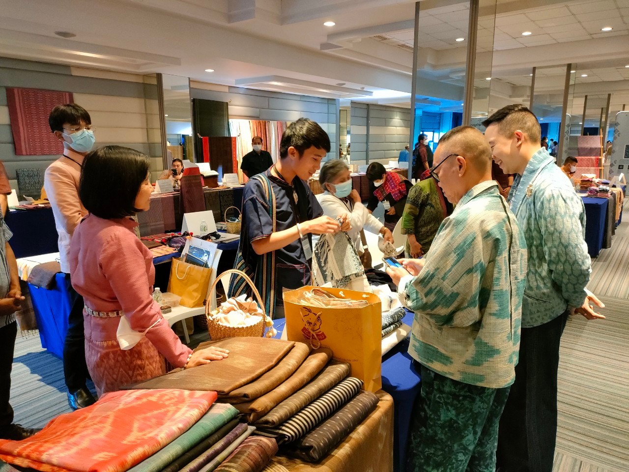 พช.ยโสธร นำทีมผู้ผลิต ผู้ประกอบการ OTOP ประเภทผ้าและเครื่องแต่งกายเข้าร่วมกิจกรรมการพัฒนาศักยภาพผู้ผลิต ผู้ประกอบการ OTOP ด้านผ้าไทย และงานหัตถกรรม (Coaching) “ผ้าลายดอกรักราชกัญญา” จุดดำเนินการที่ 3 จังหวัดบุรีรัมย์