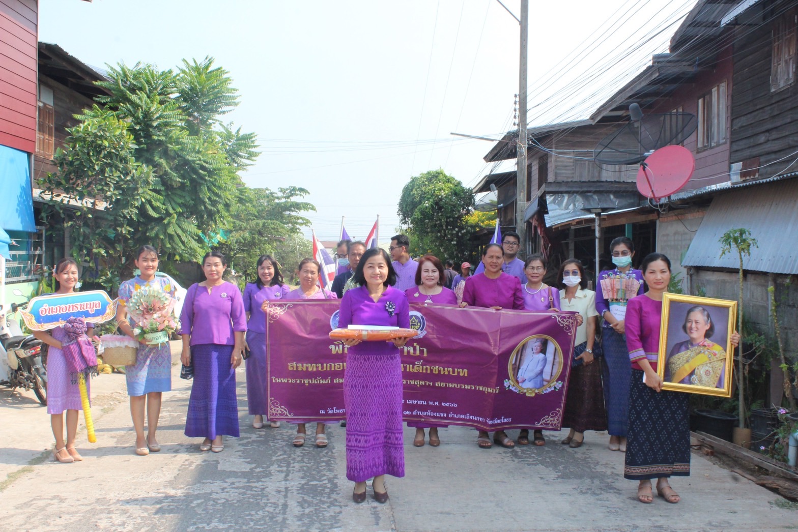 พช.ยโสธร ดำเนินกิจกรรมทอดผ้าป่าสามัคคี สมทบกองทุนพัฒนาเด็กชนบทในพระราชูปถัมภ์สมเด็จพระเทพรัตนราชสุดาฯสยามบรมราชกุมารี ณ วัดโพธาราม บ้านโพธิ์ทอง หมู่ที่ 12 ตำบลห้องแซง อำเภอเลิงนกทา จังหวัดยโสธร