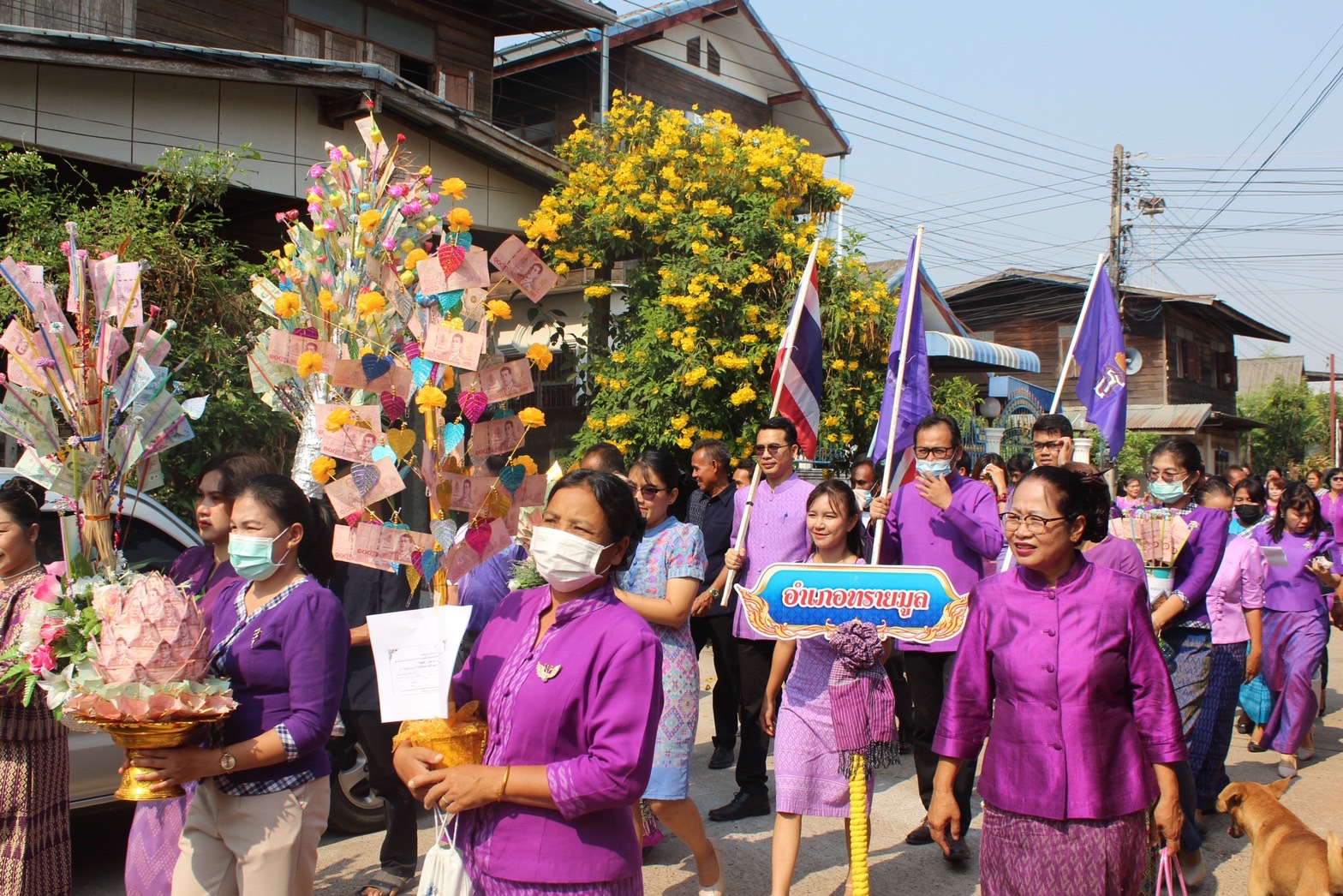 พช.ยโสธร ดำเนินกิจกรรมทอดผ้าป่าสามัคคี สมทบกองทุนพัฒนาเด็กชนบทในพระราชูปถัมภ์สมเด็จพระเทพรัตนราชสุดาฯสยามบรมราชกุมารี ณ วัดโพธาราม บ้านโพธิ์ทอง หมู่ที่ 12 ตำบลห้องแซง อำเภอเลิงนกทา จังหวัดยโสธร