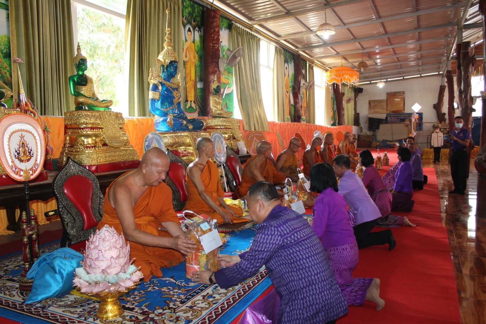 พช.ยโสธร ดำเนินกิจกรรมทอดผ้าป่าสามัคคี สมทบกองทุนพัฒนาเด็กชนบทในพระราชูปถัมภ์สมเด็จพระเทพรัตนราชสุดาฯสยามบรมราชกุมารี ณ วัดโพธาราม บ้านโพธิ์ทอง หมู่ที่ 12 ตำบลห้องแซง อำเภอเลิงนกทา จังหวัดยโสธร