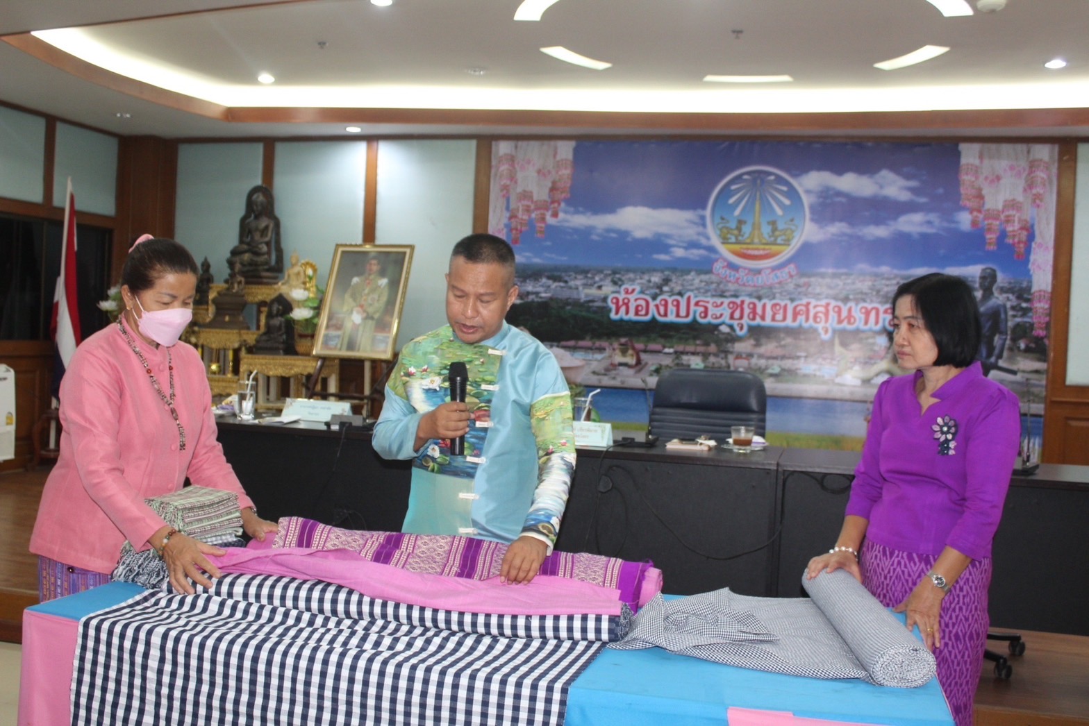 พช.ยโสธร เดินหน้าเร่งพัฒนาลายผ้า “ผ้าไทยใส่ให้สนุก” ของสมเด็จพระเจ้าลูกเธอ เจ้าฟ้าสิริวัณณวรี นารีรัตนราชกัญญา