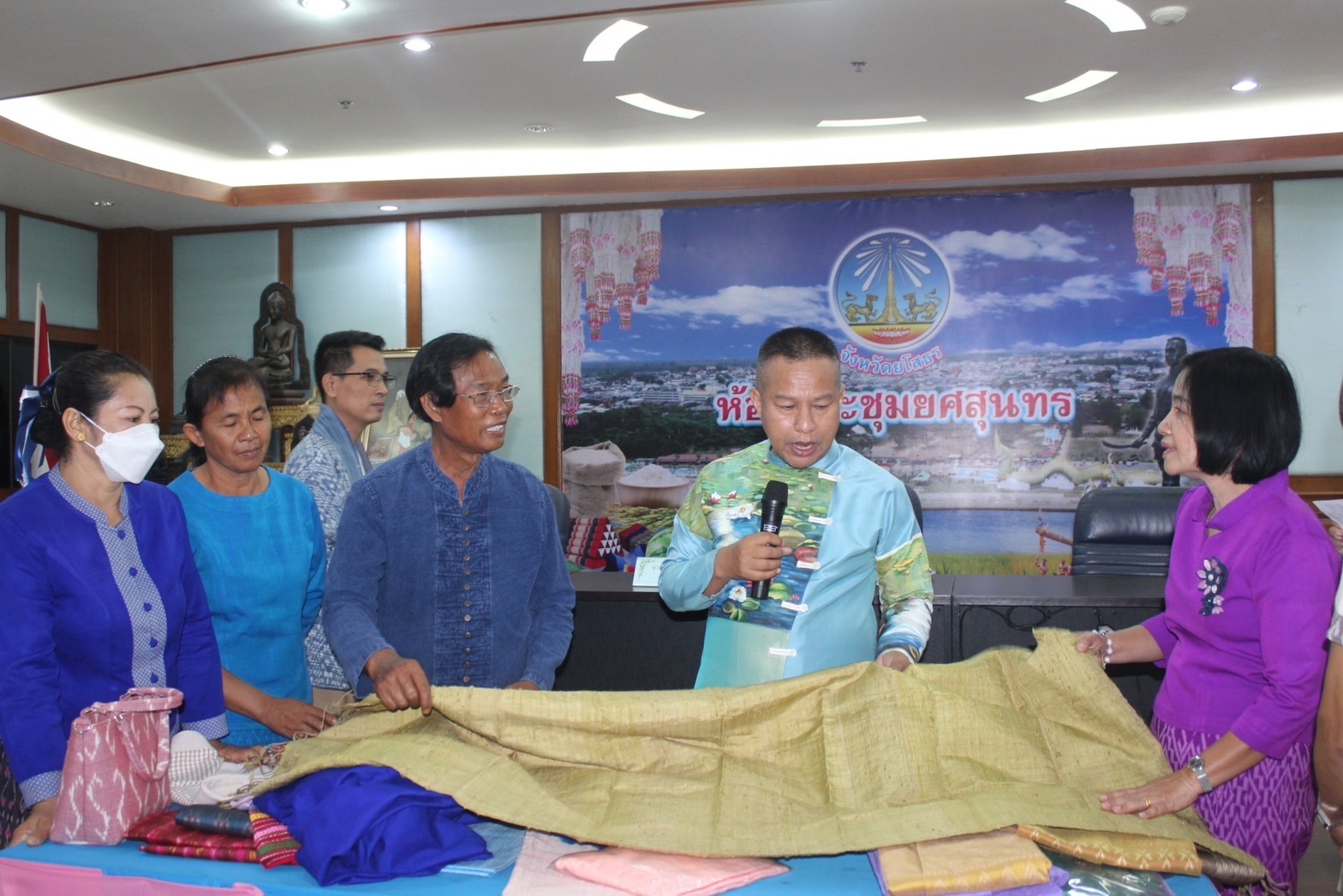 พช.ยโสธร เดินหน้าเร่งพัฒนาลายผ้า “ผ้าไทยใส่ให้สนุก” ของสมเด็จพระเจ้าลูกเธอ เจ้าฟ้าสิริวัณณวรี นารีรัตนราชกัญญา