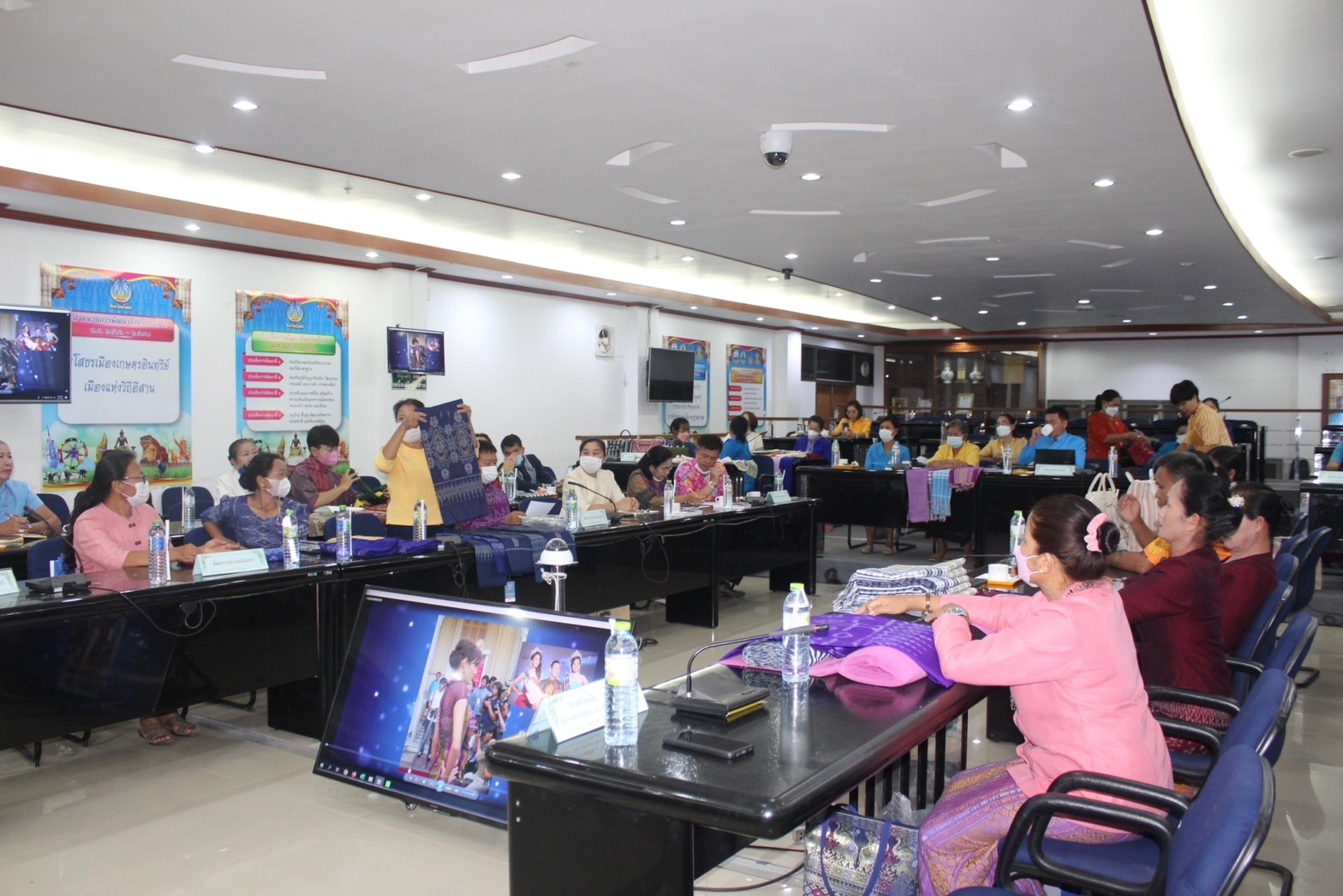 พช.ยโสธร เดินหน้าเร่งพัฒนาลายผ้า “ผ้าไทยใส่ให้สนุก” ของสมเด็จพระเจ้าลูกเธอ เจ้าฟ้าสิริวัณณวรี นารีรัตนราชกัญญา