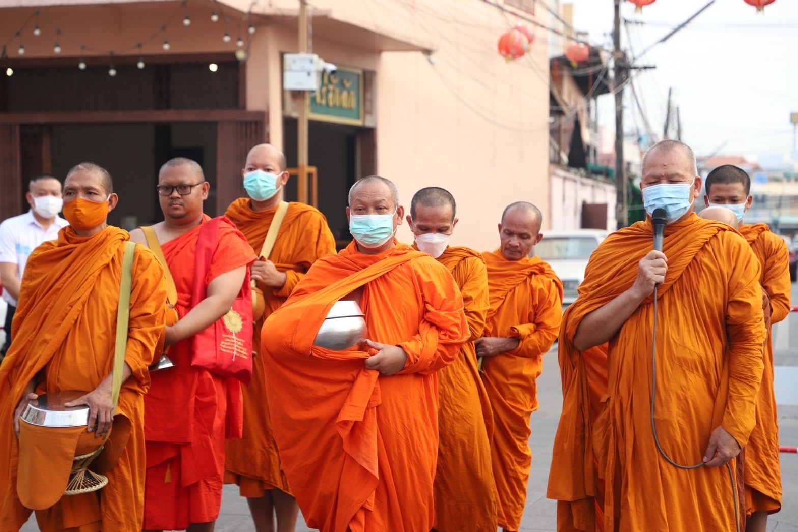 ☘พช.ยโสธรร่วมทำบุญตักบาตรย้อนยุค วิถีถิ่น วิถีไทย ถนนคนเดินยโสธร เมืองเก่าบ้านสิงห์ท่า และร่วมกันสวมใส่ผ้าไทยตามโครงการ “ผ้าไทยใส่ให้สนุก”