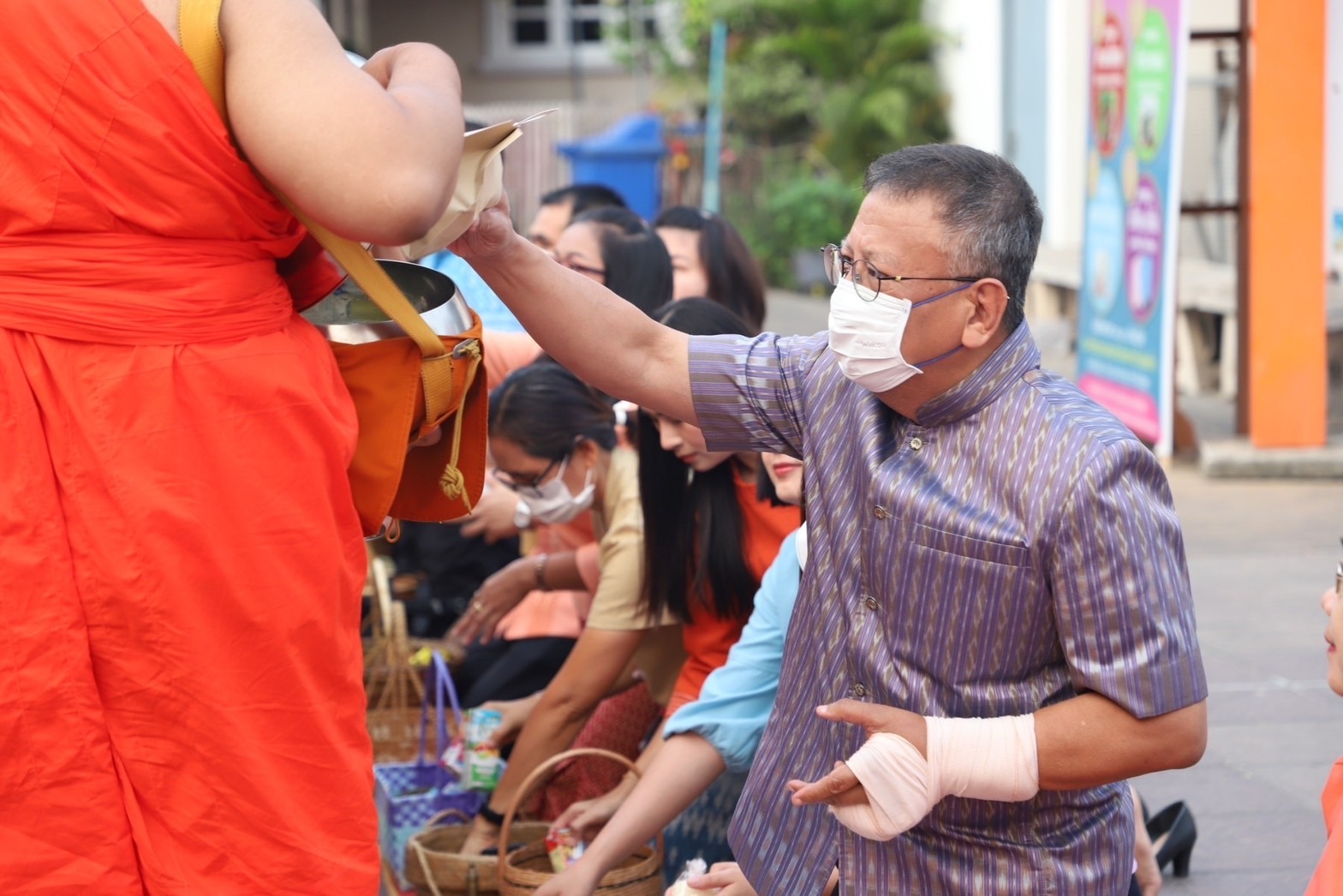 ☘พช.ยโสธรร่วมทำบุญตักบาตรย้อนยุค วิถีถิ่น วิถีไทย ถนนคนเดินยโสธร เมืองเก่าบ้านสิงห์ท่า และร่วมกันสวมใส่ผ้าไทยตามโครงการ “ผ้าไทยใส่ให้สนุก”