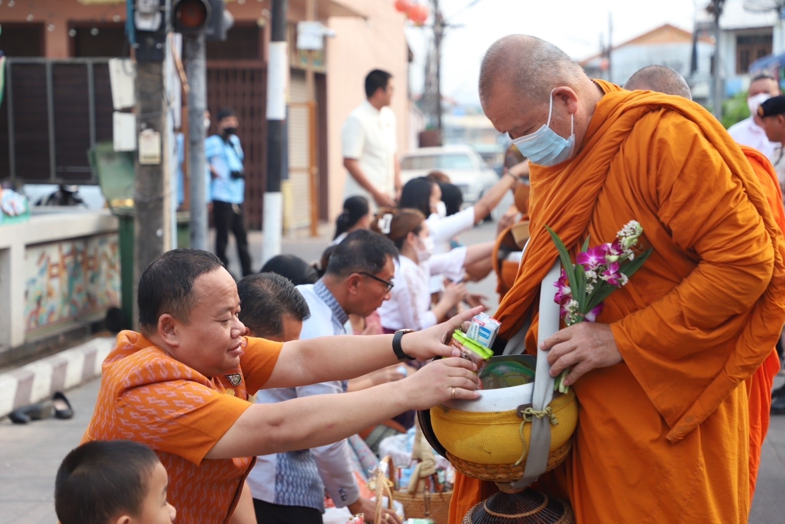 ☘พช.ยโสธรร่วมทำบุญตักบาตรย้อนยุค วิถีถิ่น วิถีไทย ถนนคนเดินยโสธร เมืองเก่าบ้านสิงห์ท่า และร่วมกันสวมใส่ผ้าไทยตามโครงการ “ผ้าไทยใส่ให้สนุก”
