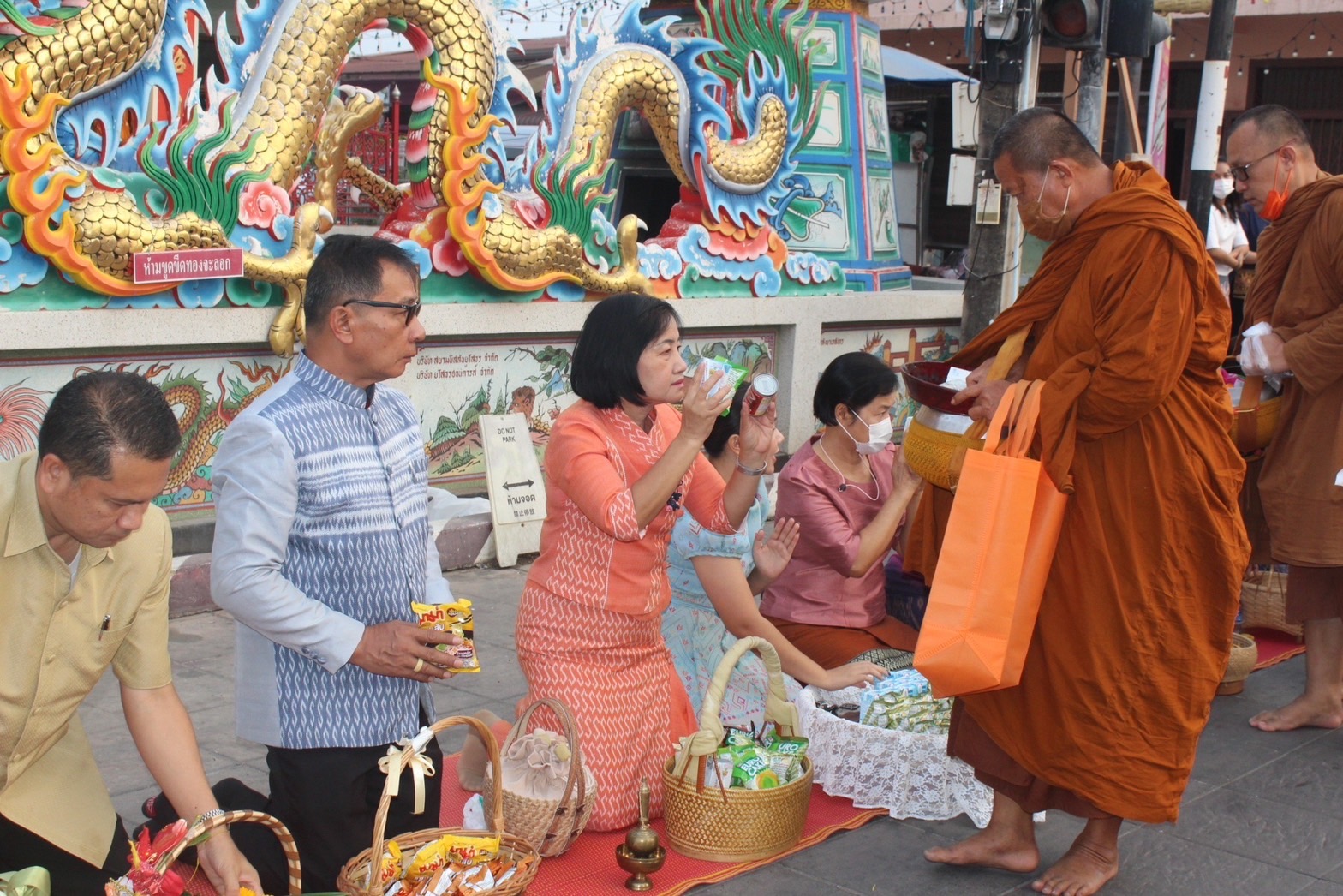 ☘พช.ยโสธรร่วมทำบุญตักบาตรย้อนยุค วิถีถิ่น วิถีไทย ถนนคนเดินยโสธร เมืองเก่าบ้านสิงห์ท่า และร่วมกันสวมใส่ผ้าไทยตามโครงการ “ผ้าไทยใส่ให้สนุก”