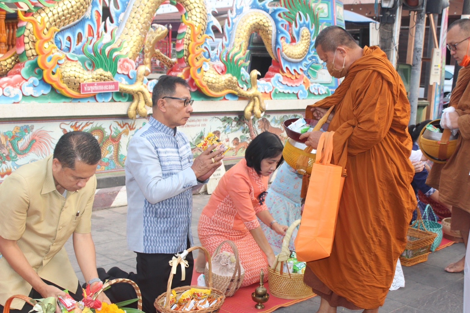 ☘พช.ยโสธรร่วมทำบุญตักบาตรย้อนยุค วิถีถิ่น วิถีไทย ถนนคนเดินยโสธร เมืองเก่าบ้านสิงห์ท่า และร่วมกันสวมใส่ผ้าไทยตามโครงการ “ผ้าไทยใส่ให้สนุก”