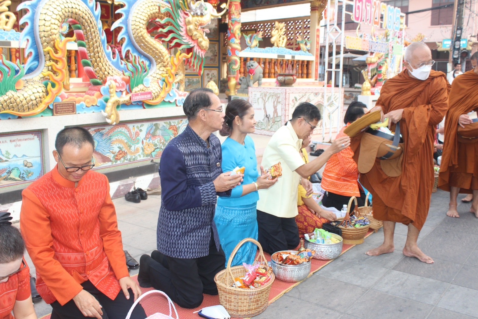 ☘พช.ยโสธรร่วมทำบุญตักบาตรย้อนยุค วิถีถิ่น วิถีไทย ถนนคนเดินยโสธร เมืองเก่าบ้านสิงห์ท่า และร่วมกันสวมใส่ผ้าไทยตามโครงการ “ผ้าไทยใส่ให้สนุก”