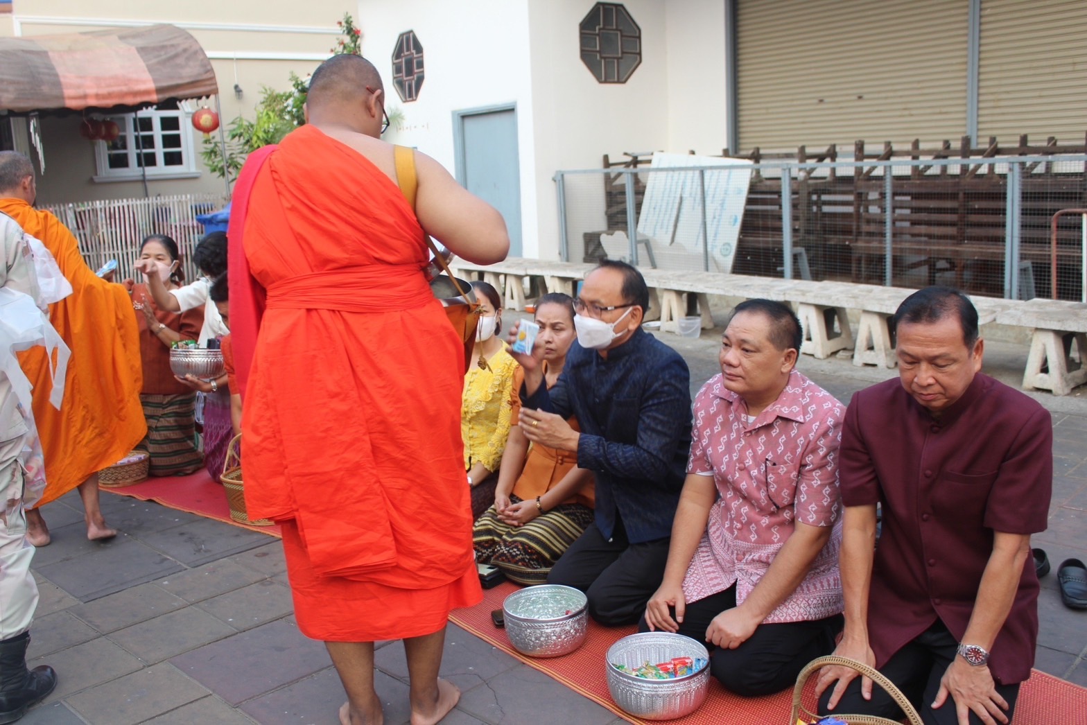 ☘พช.ยโสธรร่วมทำบุญตักบาตรย้อนยุค วิถีถิ่น วิถีไทย ถนนคนเดินยโสธร เมืองเก่าบ้านสิงห์ท่า และร่วมกันสวมใส่ผ้าไทยตามโครงการ “ผ้าไทยใส่ให้สนุก”