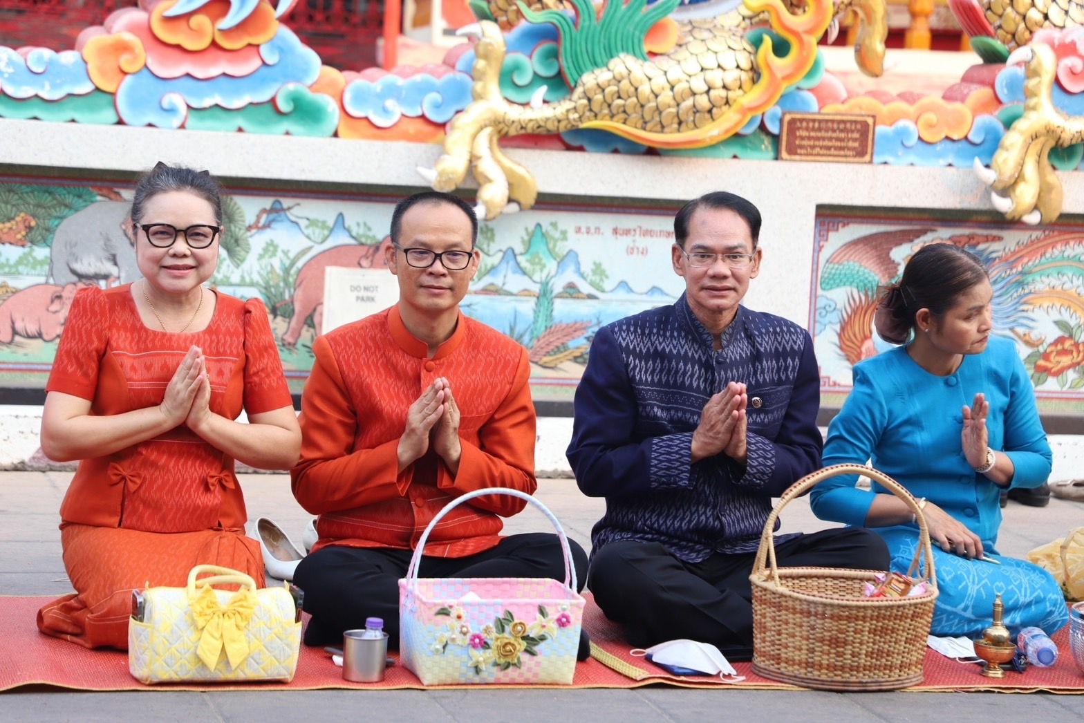 ☘พช.ยโสธรร่วมทำบุญตักบาตรย้อนยุค วิถีถิ่น วิถีไทย ถนนคนเดินยโสธร เมืองเก่าบ้านสิงห์ท่า และร่วมกันสวมใส่ผ้าไทยตามโครงการ “ผ้าไทยใส่ให้สนุก”