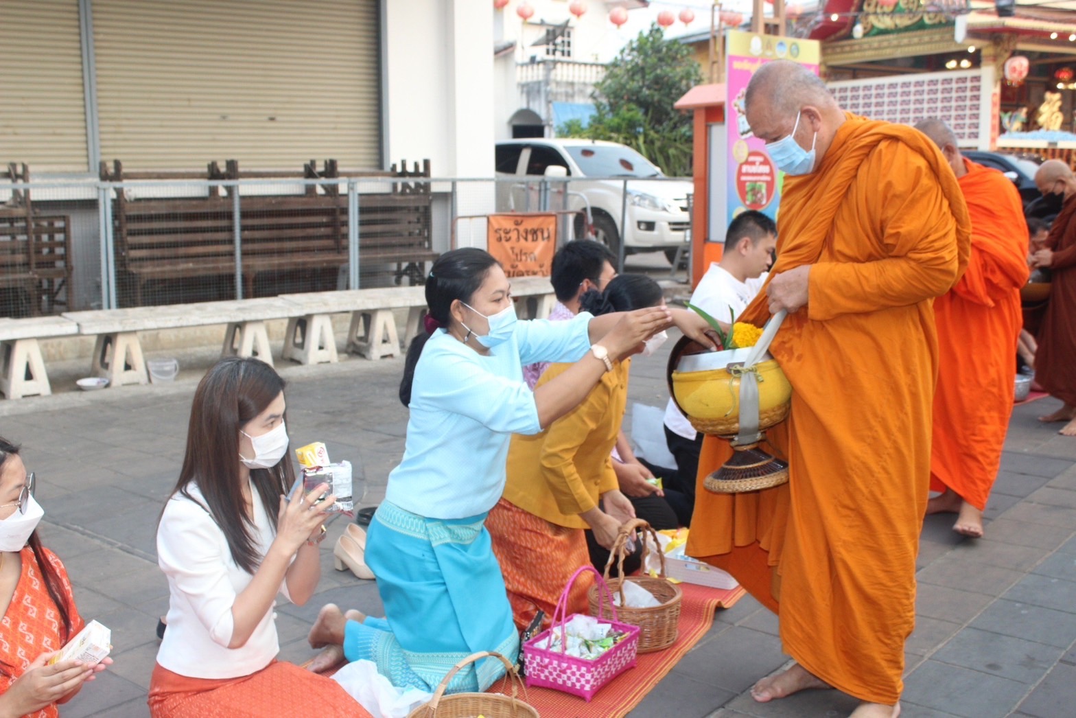 ☘พช.ยโสธรร่วมทำบุญตักบาตรย้อนยุค วิถีถิ่น วิถีไทย ถนนคนเดินยโสธร เมืองเก่าบ้านสิงห์ท่า และร่วมกันสวมใส่ผ้าไทยตามโครงการ “ผ้าไทยใส่ให้สนุก”