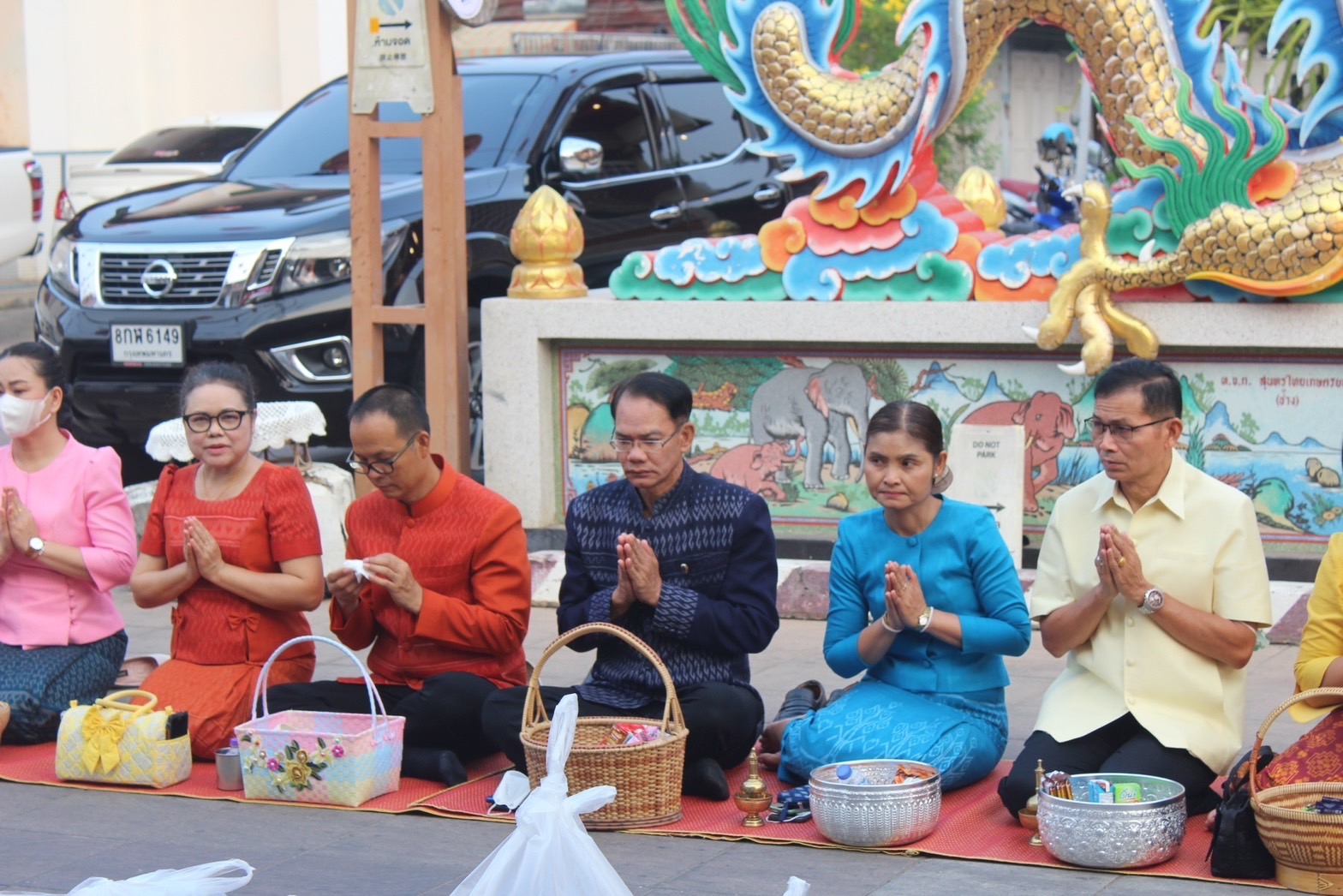 ☘พช.ยโสธรร่วมทำบุญตักบาตรย้อนยุค วิถีถิ่น วิถีไทย ถนนคนเดินยโสธร เมืองเก่าบ้านสิงห์ท่า และร่วมกันสวมใส่ผ้าไทยตามโครงการ “ผ้าไทยใส่ให้สนุก”