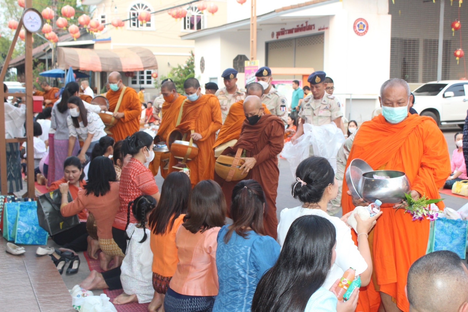 ☘พช.ยโสธรร่วมทำบุญตักบาตรย้อนยุค วิถีถิ่น วิถีไทย ถนนคนเดินยโสธร เมืองเก่าบ้านสิงห์ท่า และร่วมกันสวมใส่ผ้าไทยตามโครงการ “ผ้าไทยใส่ให้สนุก”