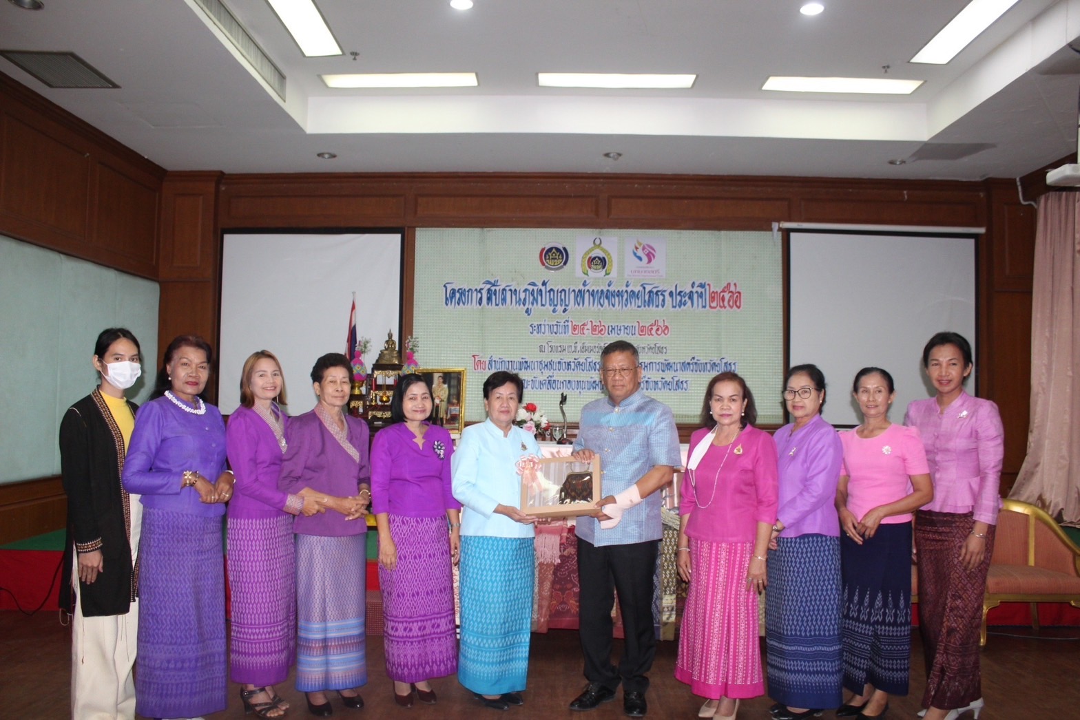 พช.ยโสธร เดินหน้าเร่งพัฒนาลายผ้า “ผ้าไทยใส่ให้สนุก”ในโครงการ สืบสานภูมิปัญญา ผ้าทอจังหวัดยโสธร