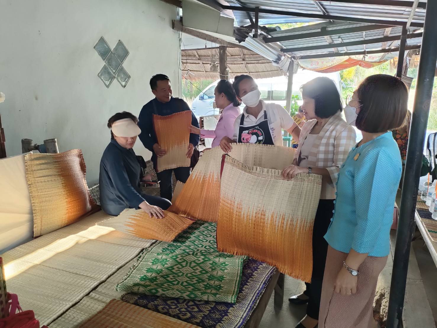 พช.ยโสธร ลงพื้นที่ติดตาม สนับสนุนการดำเนินงานการดำเนินงานตามโครงการพัฒนาผลิตภัณฑ์สินค้าชุมชน กิจกรรมส่งเสริมกระบวนการเครือข่ายองค์ความรู้ ( Knowledge – Based OTOP : KBO) กิจกรรมที่ 2 พัฒนาผลิตภัณฑ์ OTOP