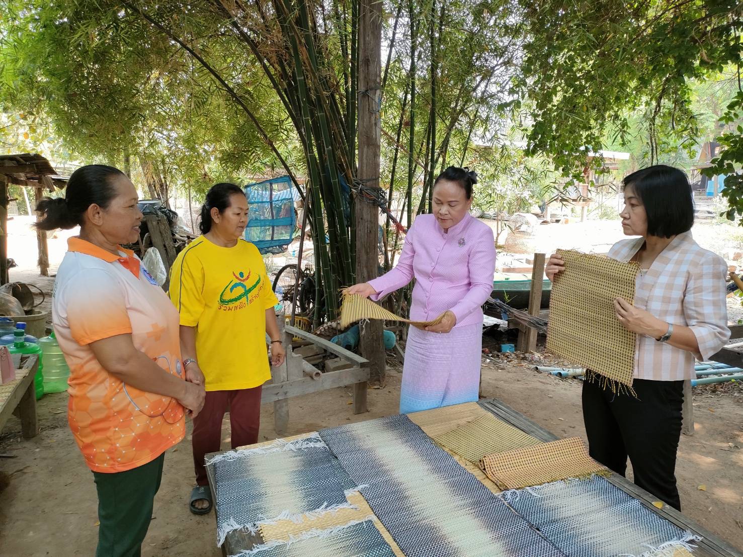 พช.ยโสธร ลงพื้นที่ติดตาม สนับสนุนการดำเนินงานการดำเนินงานตามโครงการพัฒนาผลิตภัณฑ์สินค้าชุมชน กิจกรรมส่งเสริมกระบวนการเครือข่ายองค์ความรู้ ( Knowledge – Based OTOP : KBO) กิจกรรมที่ 2 พัฒนาผลิตภัณฑ์ OTOP