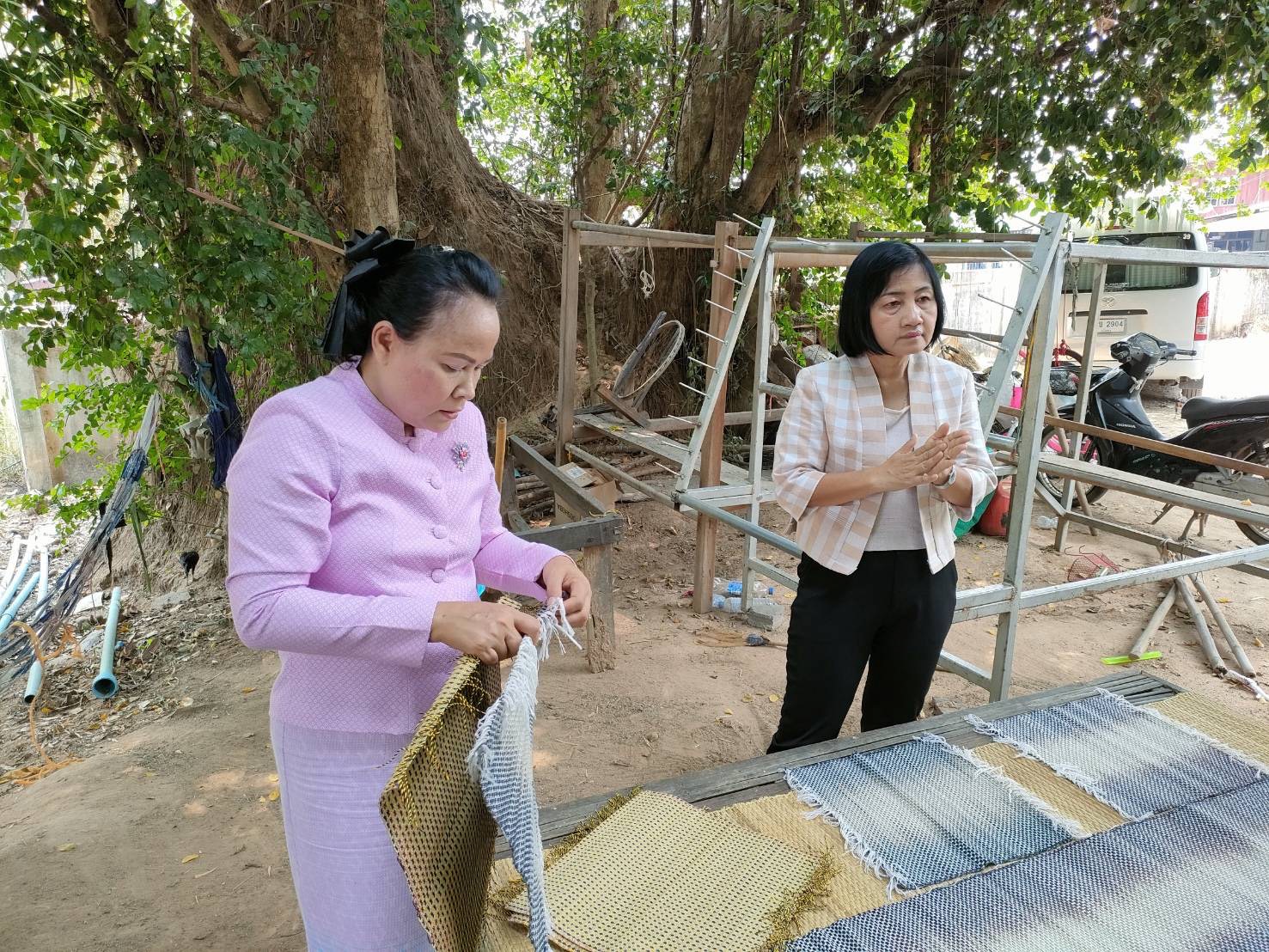 พช.ยโสธร ลงพื้นที่ติดตาม สนับสนุนการดำเนินงานการดำเนินงานตามโครงการพัฒนาผลิตภัณฑ์สินค้าชุมชน กิจกรรมส่งเสริมกระบวนการเครือข่ายองค์ความรู้ ( Knowledge – Based OTOP : KBO) กิจกรรมที่ 2 พัฒนาผลิตภัณฑ์ OTOP