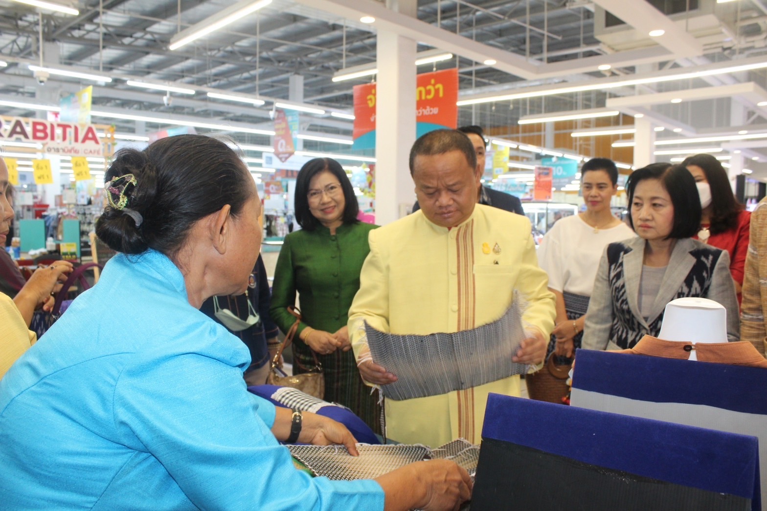 ?พช.ยโสธร ดำเนินกิจกรรม ทดสอบตลาด ตามโครงการพัฒนาผลิตภัณฑ์สินค้าชุมชนกิจกรรมส่งเสริมกระบวนการเครือข่ายองค์ความรู้ (Knowledge – Based OTOP : KBO) กิจกรรมย่อย พัฒนาผลิตภัณฑ์ OTOP โดยเครือข่ายองค์ความรู้ KBO จังหวัดยโสธร