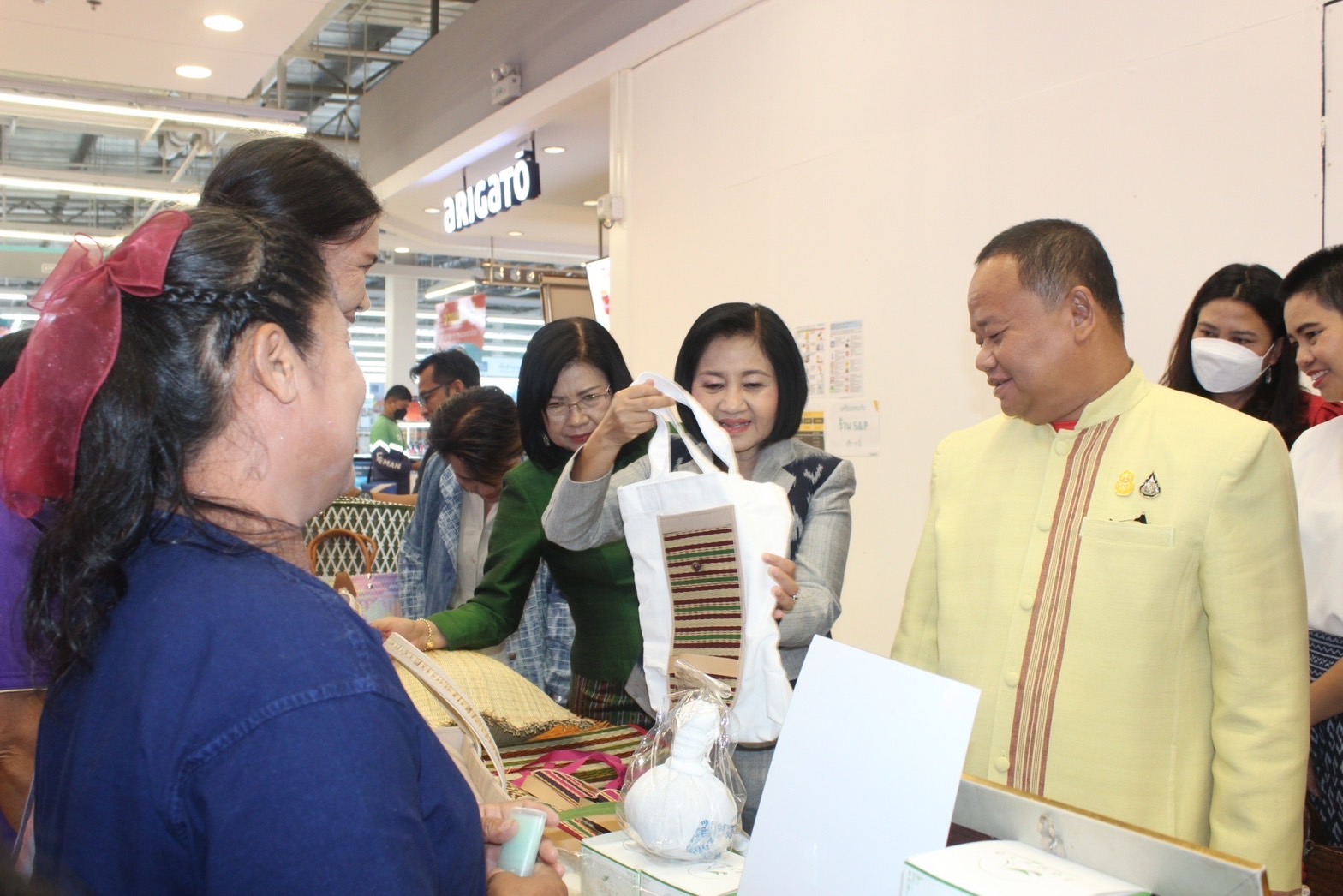 ?พช.ยโสธร ดำเนินกิจกรรม ทดสอบตลาด ตามโครงการพัฒนาผลิตภัณฑ์สินค้าชุมชนกิจกรรมส่งเสริมกระบวนการเครือข่ายองค์ความรู้ (Knowledge – Based OTOP : KBO) กิจกรรมย่อย พัฒนาผลิตภัณฑ์ OTOP โดยเครือข่ายองค์ความรู้ KBO จังหวัดยโสธร