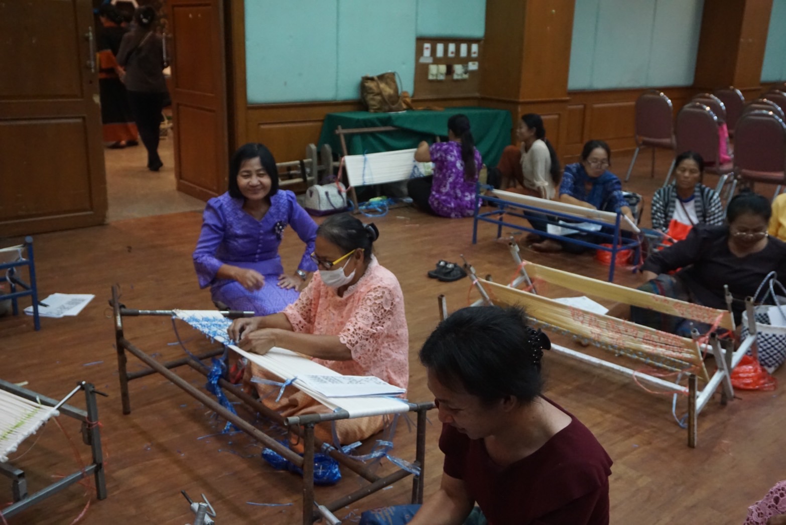 พช.ยโสธร ติดตามให้กำลังใจ ผู้เข้ารับการอบรม โครงการสืบสานภูมิปัญญา ผ้าทอจังหวัดยโสธร