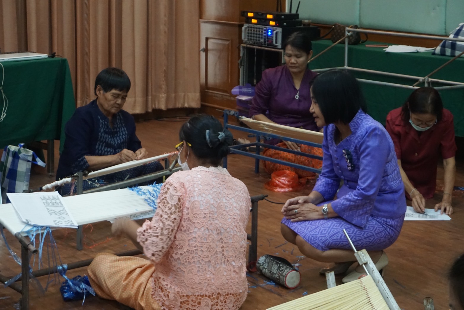 พช.ยโสธร ติดตามให้กำลังใจ ผู้เข้ารับการอบรม โครงการสืบสานภูมิปัญญา ผ้าทอจังหวัดยโสธร