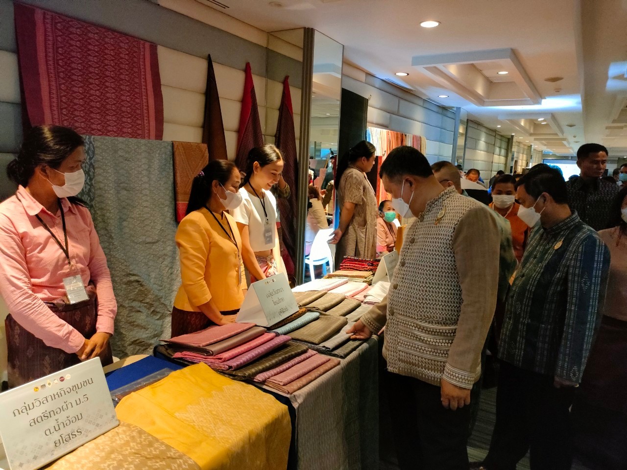 พช.ยโสธร นำทีมผู้ผลิต ผู้ประกอบการ OTOP ประเภทผ้าและเครื่องแต่งกายเข้าร่วมกิจกรรมการพัฒนาศักยภาพผู้ผลิต ผู้ประกอบการ OTOP ด้านผ้าไทย และงานหัตถกรรม (Coaching) “ผ้าลายดอกรักราชกัญญา” จุดดำเนินการที่ 3 จังหวัดบุรีรัมย์