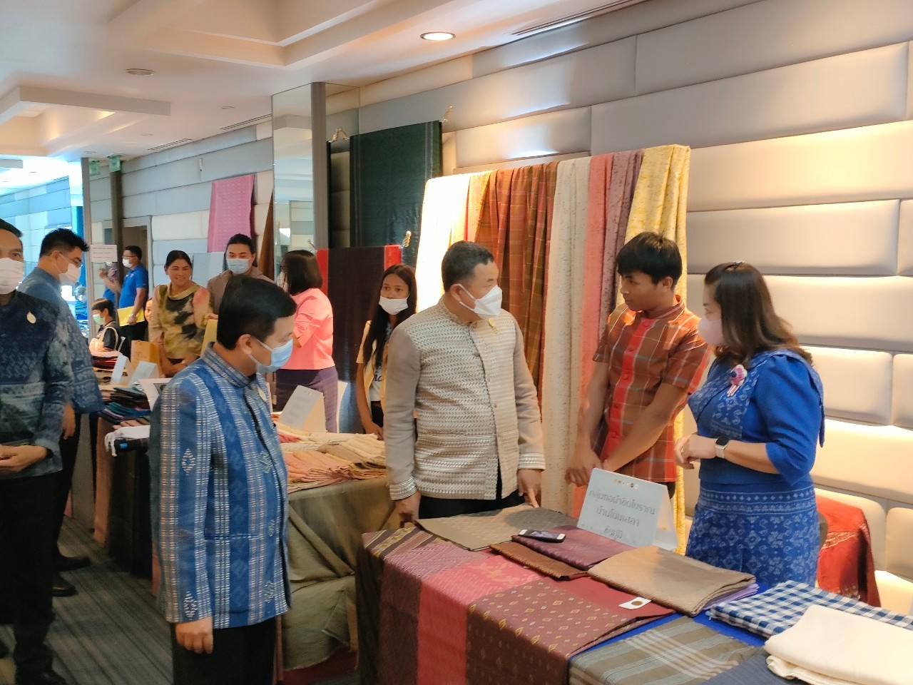 พช.ยโสธร นำทีมผู้ผลิต ผู้ประกอบการ OTOP ประเภทผ้าและเครื่องแต่งกายเข้าร่วมกิจกรรมการพัฒนาศักยภาพผู้ผลิต ผู้ประกอบการ OTOP ด้านผ้าไทย และงานหัตถกรรม (Coaching) “ผ้าลายดอกรักราชกัญญา” จุดดำเนินการที่ 3 จังหวัดบุรีรัมย์