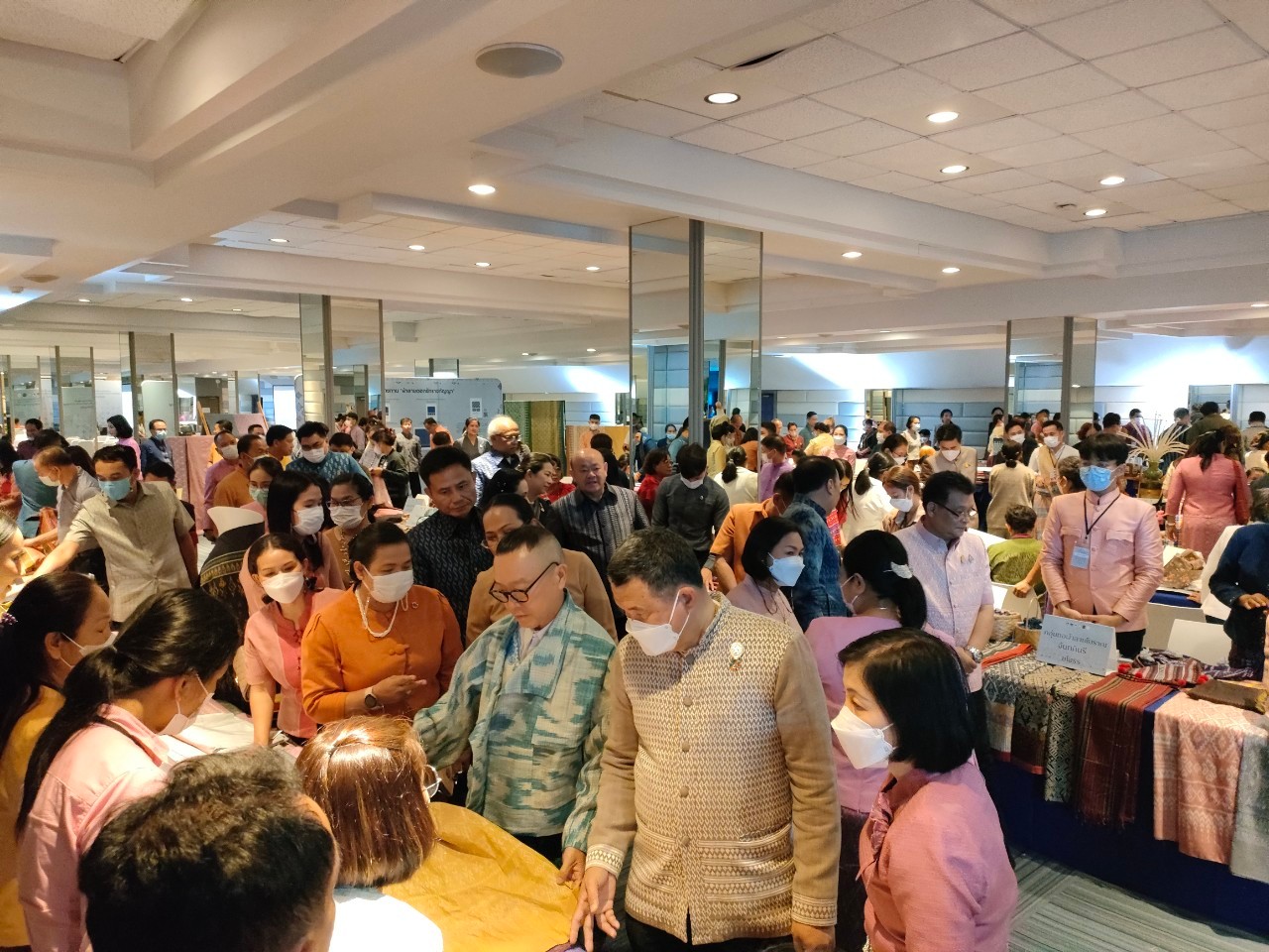 พช.ยโสธร นำทีมผู้ผลิต ผู้ประกอบการ OTOP ประเภทผ้าและเครื่องแต่งกายเข้าร่วมกิจกรรมการพัฒนาศักยภาพผู้ผลิต ผู้ประกอบการ OTOP ด้านผ้าไทย และงานหัตถกรรม (Coaching) “ผ้าลายดอกรักราชกัญญา” จุดดำเนินการที่ 3 จังหวัดบุรีรัมย์