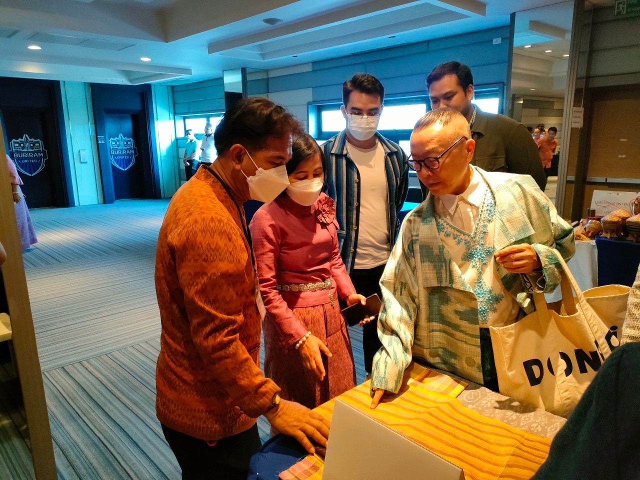 พช.ยโสธร นำทีมผู้ผลิต ผู้ประกอบการ OTOP ประเภทผ้าและเครื่องแต่งกายเข้าร่วมกิจกรรมการพัฒนาศักยภาพผู้ผลิต ผู้ประกอบการ OTOP ด้านผ้าไทย และงานหัตถกรรม (Coaching) “ผ้าลายดอกรักราชกัญญา” จุดดำเนินการที่ 3 จังหวัดบุรีรัมย์