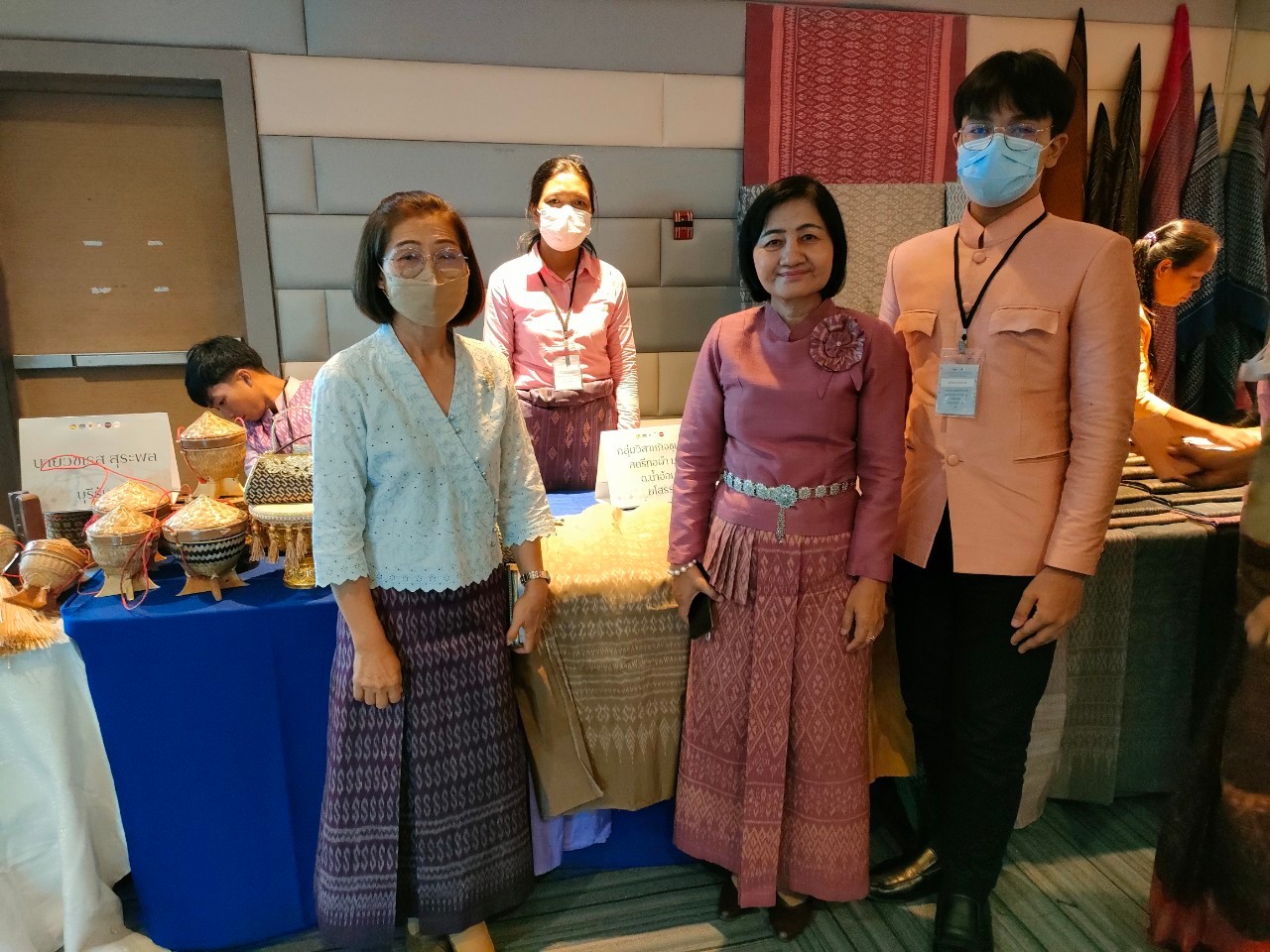 พช.ยโสธร นำทีมผู้ผลิต ผู้ประกอบการ OTOP ประเภทผ้าและเครื่องแต่งกายเข้าร่วมกิจกรรมการพัฒนาศักยภาพผู้ผลิต ผู้ประกอบการ OTOP ด้านผ้าไทย และงานหัตถกรรม (Coaching) “ผ้าลายดอกรักราชกัญญา” จุดดำเนินการที่ 3 จังหวัดบุรีรัมย์