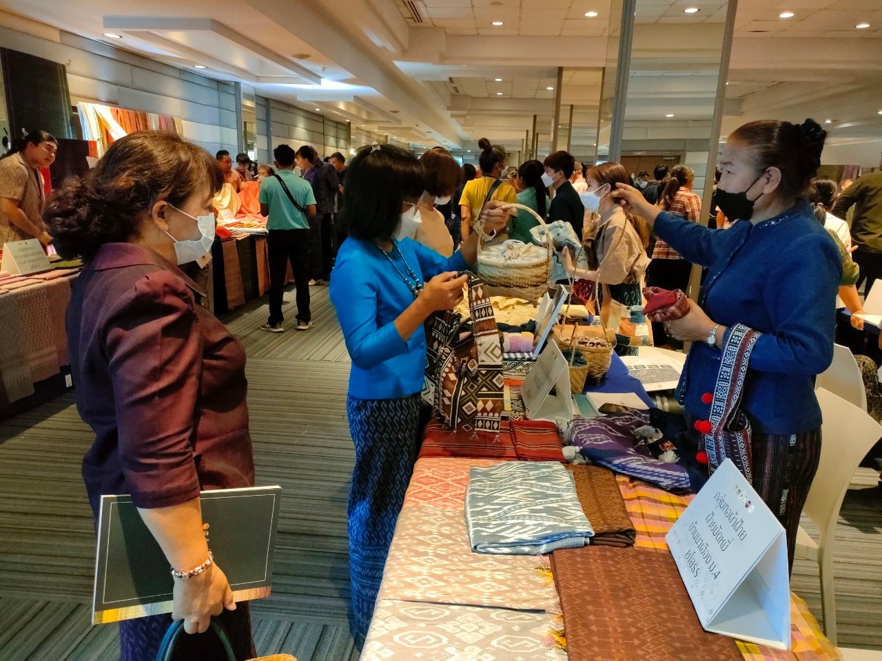 พช.ยโสธร นำทีมผู้ผลิต ผู้ประกอบการ OTOP ประเภทผ้าและเครื่องแต่งกายเข้าร่วมกิจกรรมการพัฒนาศักยภาพผู้ผลิต ผู้ประกอบการ OTOP ด้านผ้าไทย และงานหัตถกรรม (Coaching) “ผ้าลายดอกรักราชกัญญา” จุดดำเนินการที่ 3 จังหวัดบุรีรัมย์