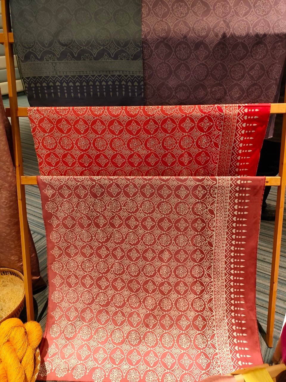 พช.ยโสธร นำทีมผู้ผลิต ผู้ประกอบการ OTOP ประเภทผ้าและเครื่องแต่งกายเข้าร่วมกิจกรรมการพัฒนาศักยภาพผู้ผลิต ผู้ประกอบการ OTOP ด้านผ้าไทย และงานหัตถกรรม (Coaching) “ผ้าลายดอกรักราชกัญญา” จุดดำเนินการที่ 3 จังหวัดบุรีรัมย์