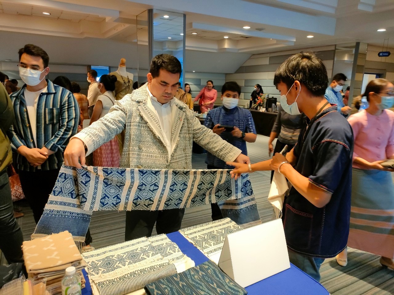 พช.ยโสธร นำทีมผู้ผลิต ผู้ประกอบการ OTOP ประเภทผ้าและเครื่องแต่งกายเข้าร่วมกิจกรรมการพัฒนาศักยภาพผู้ผลิต ผู้ประกอบการ OTOP ด้านผ้าไทย และงานหัตถกรรม (Coaching) “ผ้าลายดอกรักราชกัญญา” จุดดำเนินการที่ 3 จังหวัดบุรีรัมย์