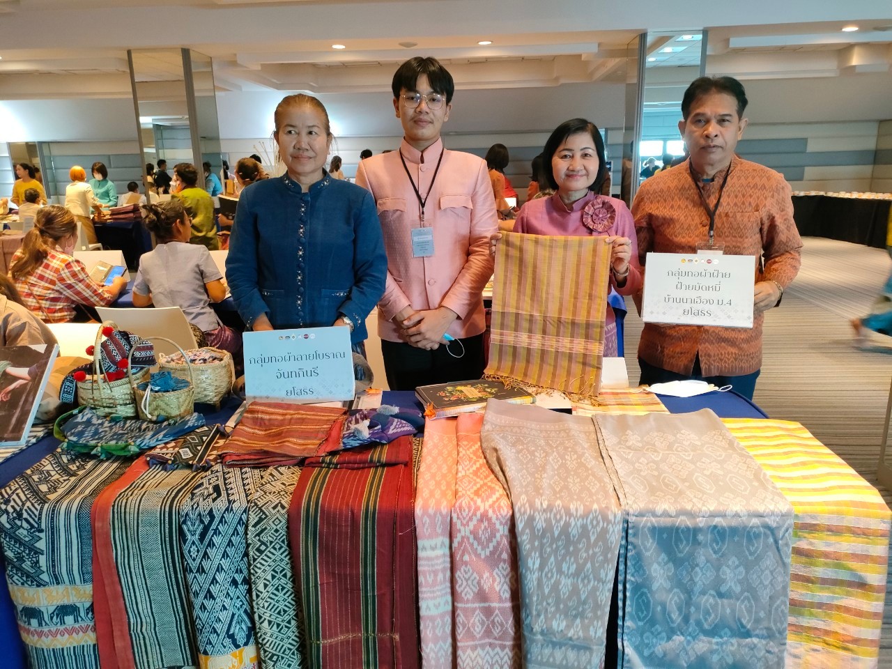 พช.ยโสธร นำทีมผู้ผลิต ผู้ประกอบการ OTOP ประเภทผ้าและเครื่องแต่งกายเข้าร่วมกิจกรรมการพัฒนาศักยภาพผู้ผลิต ผู้ประกอบการ OTOP ด้านผ้าไทย และงานหัตถกรรม (Coaching) “ผ้าลายดอกรักราชกัญญา” จุดดำเนินการที่ 3 จังหวัดบุรีรัมย์